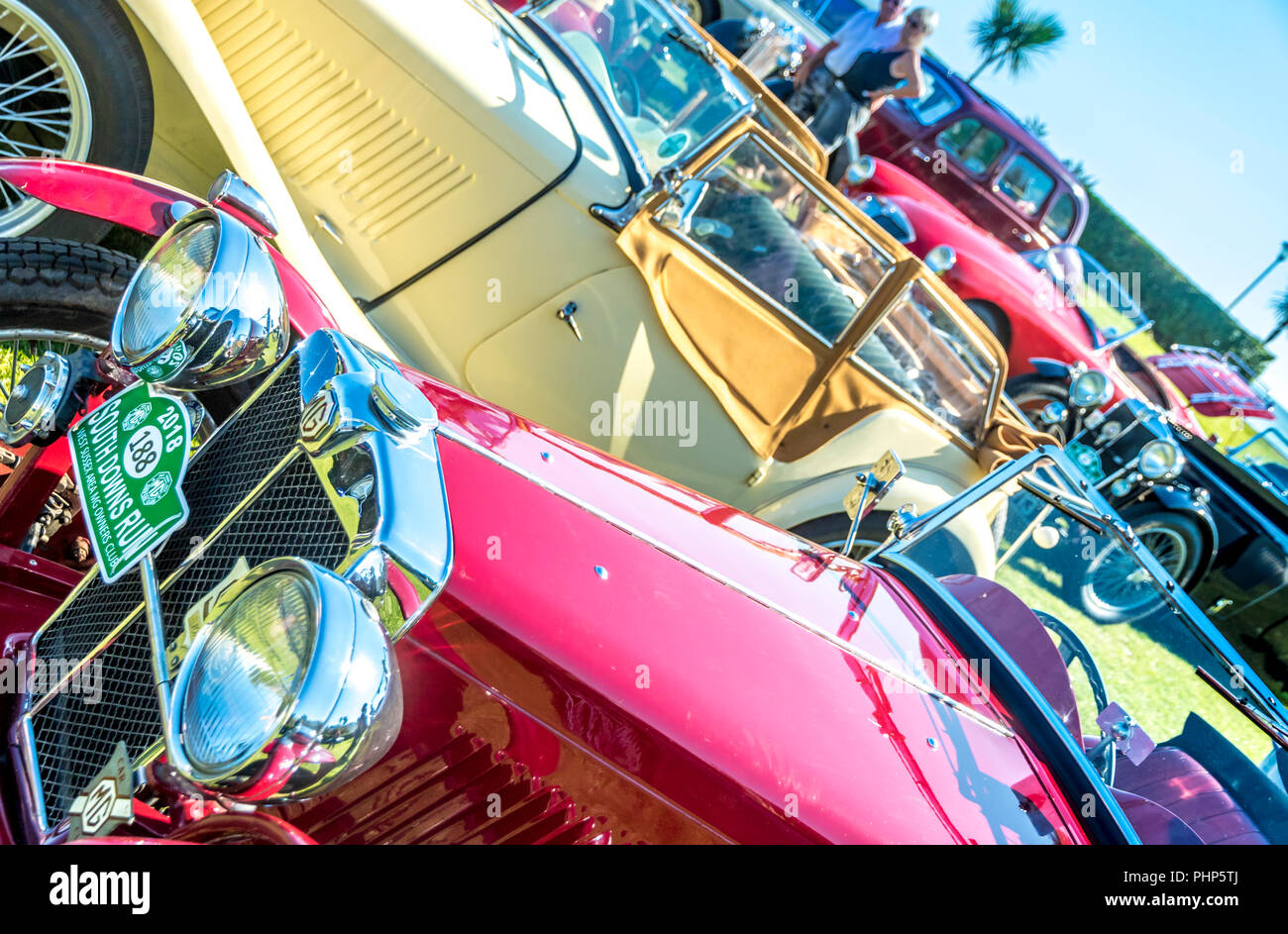 Eastbourne, East Sussex, Regno Unito. Il 2 settembre 2018. I proprietari di classic MG automobili prendere parte nel loro annuale South Downs correre per i prati occidentale di questa cittadina di mare come tepore del sole di settembre. Il rally a partire in Arundel West Sussex segue il 80 miglio percorso attraversando la mozzafiato Beachy Head scogliere sulla East Sussex South Downs prima di scendere nella città di Eastbourne. Credito: Newspics Regno Unito Sud/Alamy Live News Foto Stock