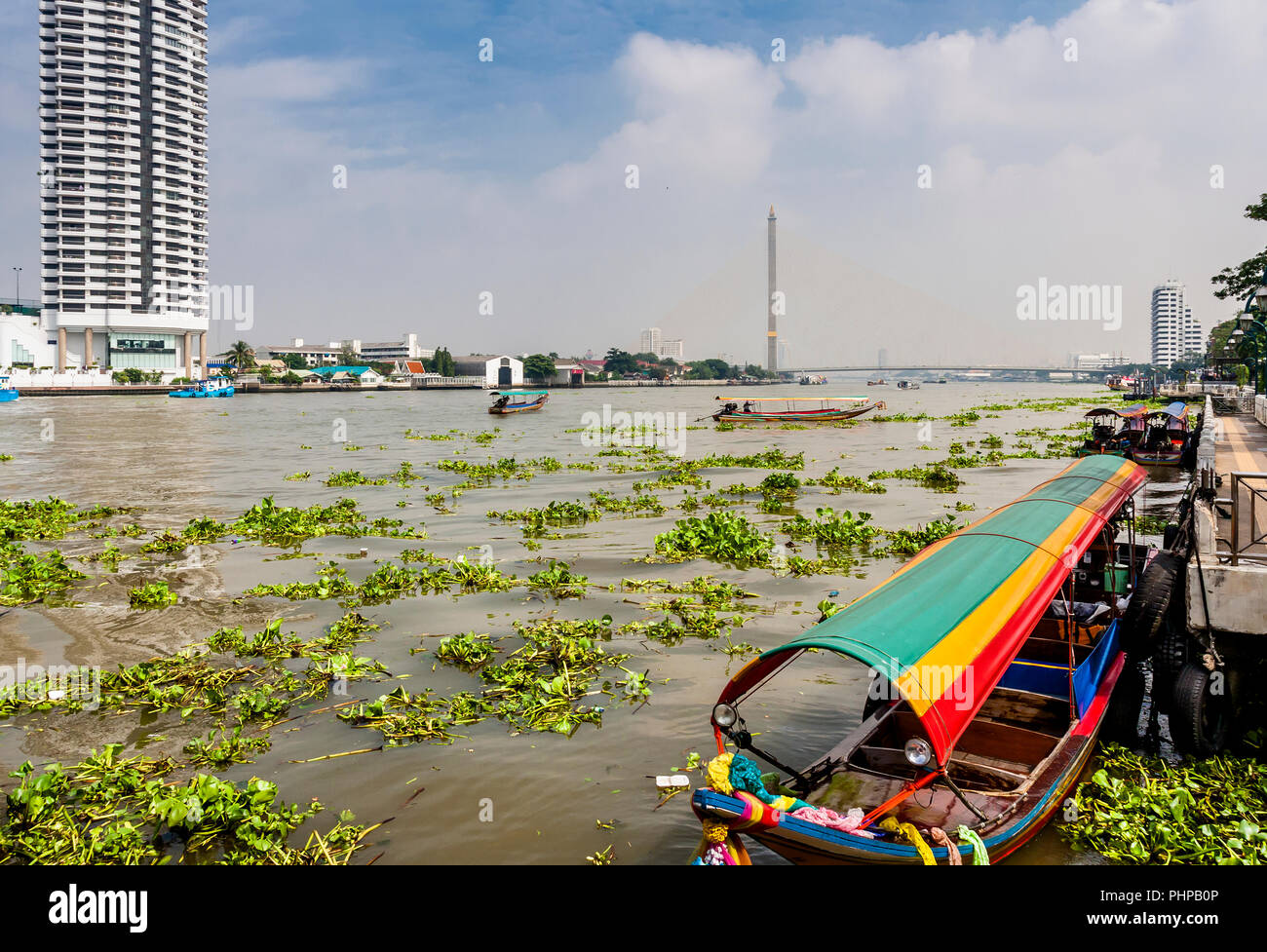 Scena di fiume sul Chao Phraya Fiume a Bangkok, Riverside area della città vecchia. Foto Stock