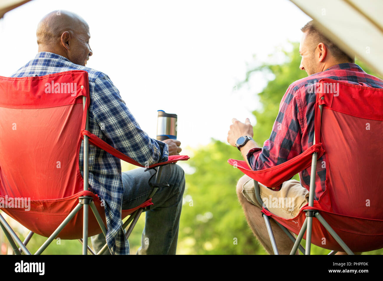 Gli amici di parlare e camping. Foto Stock