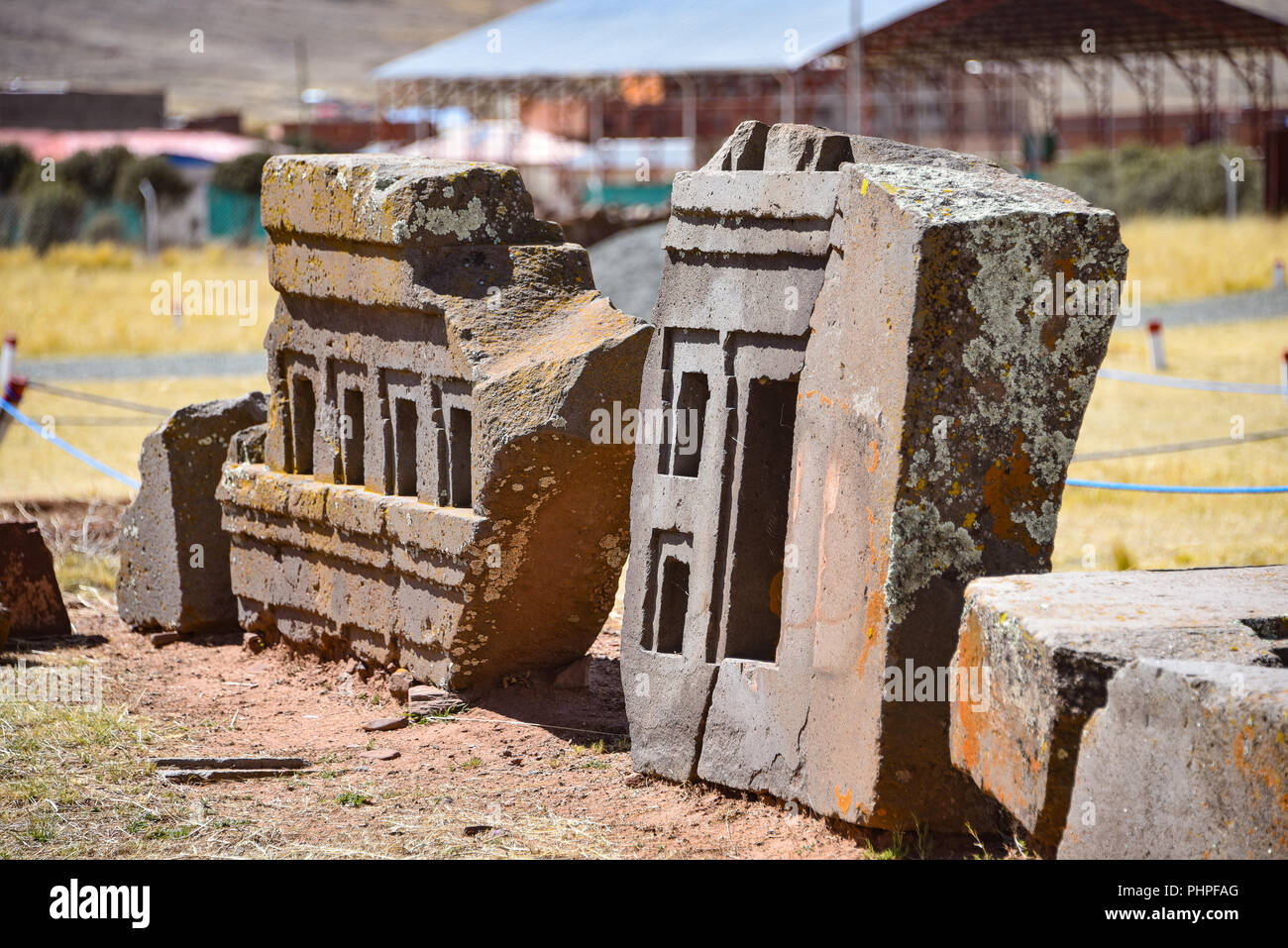 Elaborare il carving in pietra megalitico di Puma Punku, parte di Tiwanaku complesso archeologico, un sito patrimonio mondiale dell'UNESCO vicino a La Paz in Bolivia. Foto Stock Elaborare il carving in pietra megalitico di Puma Punku, parte di Tiwanaku complesso archeologico, un sito patrimonio mondiale dell'UNESCO vicino a La Paz in Bolivia. Foto Stock