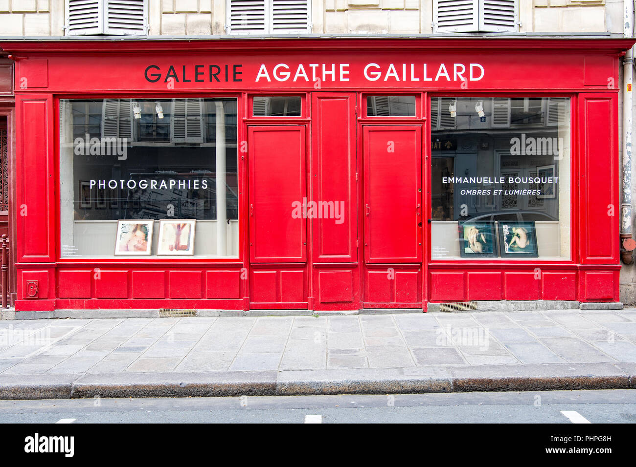 Vecchio rosso negozio di fronte a Parigi Foto Stock