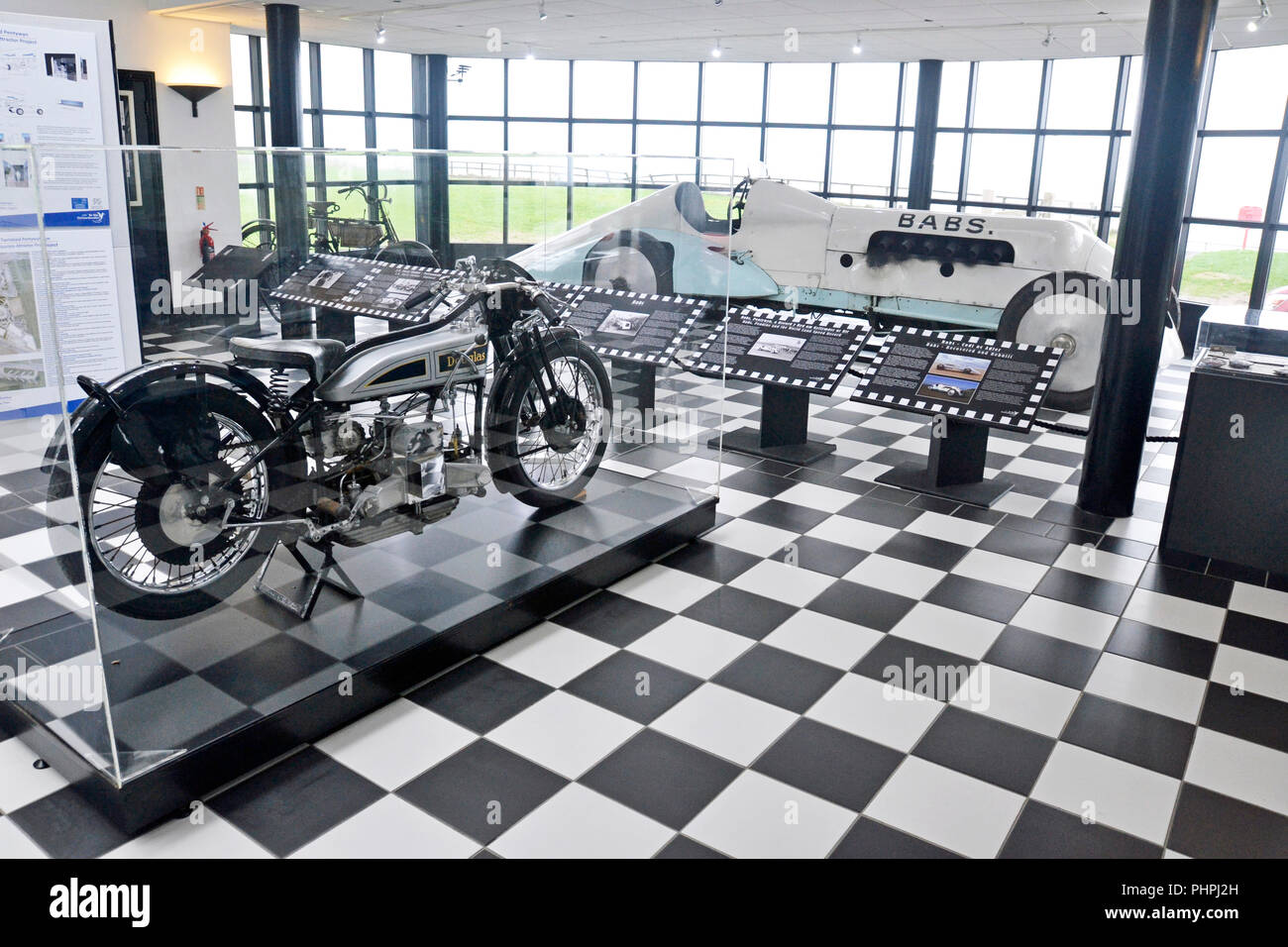 Babs auto da corsa e un classico Douglas motocicletta. Il Museo di velocità, Pendine, Carmarthenshire, Wales, Regno Unito. Moto. Vintage, veterano. Foto Stock