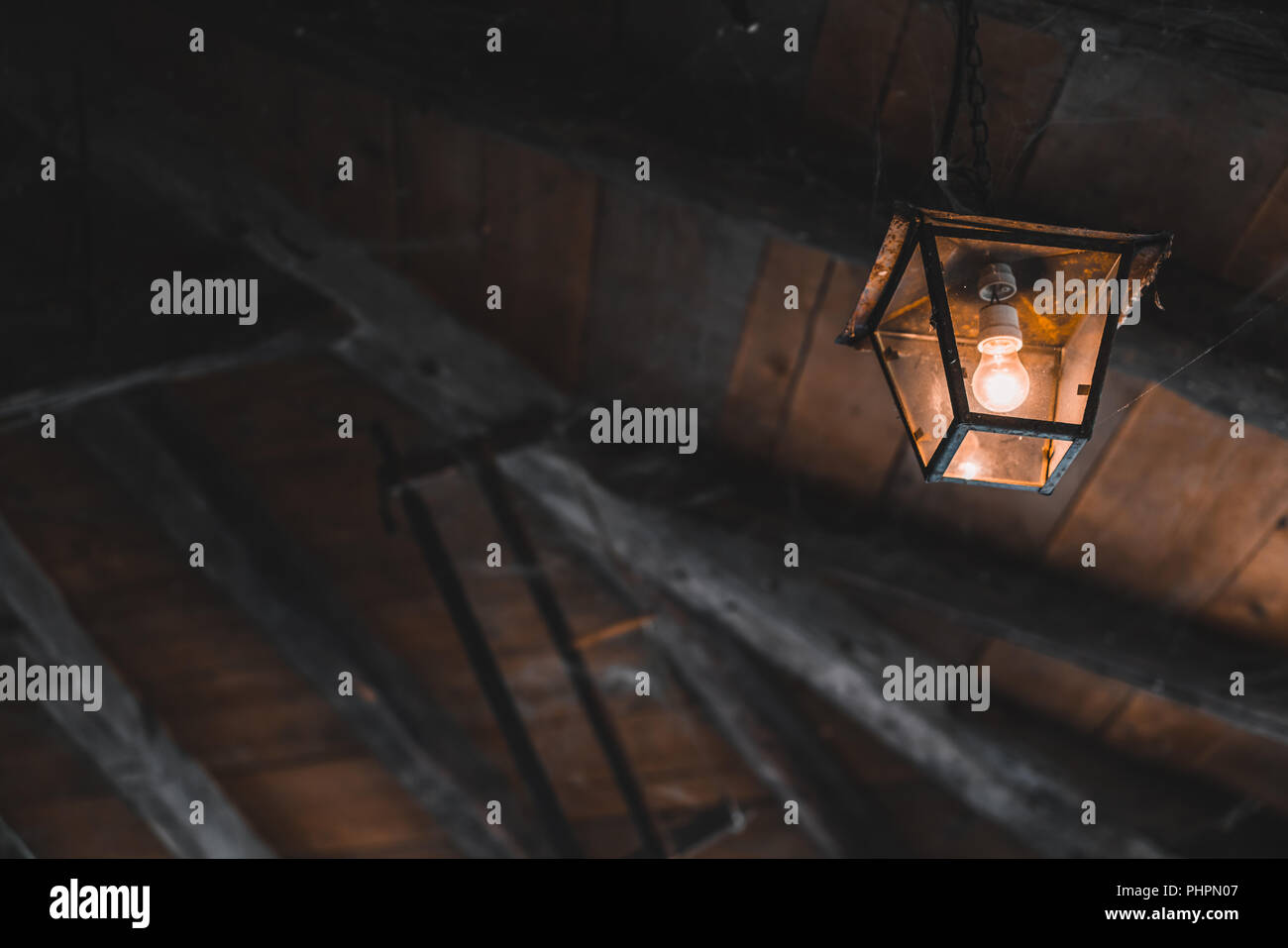 Vecchia lampada in un capannone Foto Stock