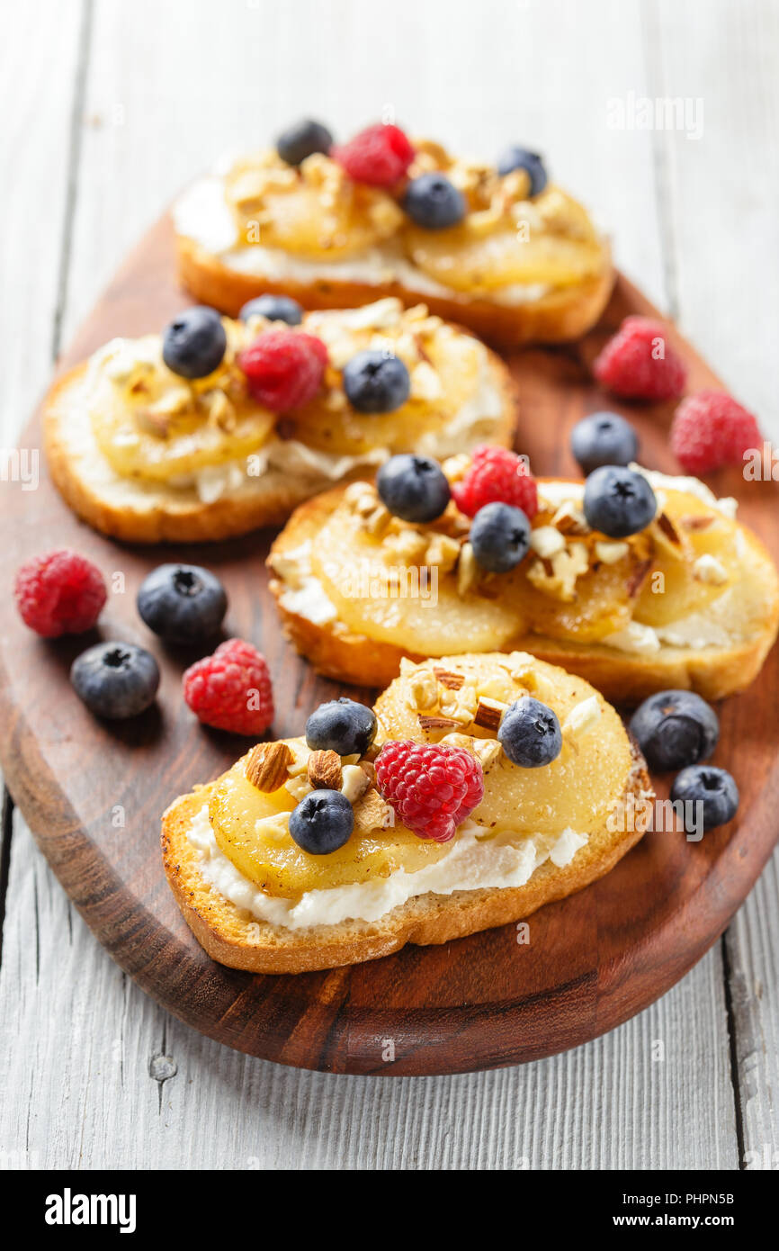 Toast Con La Pera Crema Di Formaggio Noci E Miele Foto Stock Alamy
