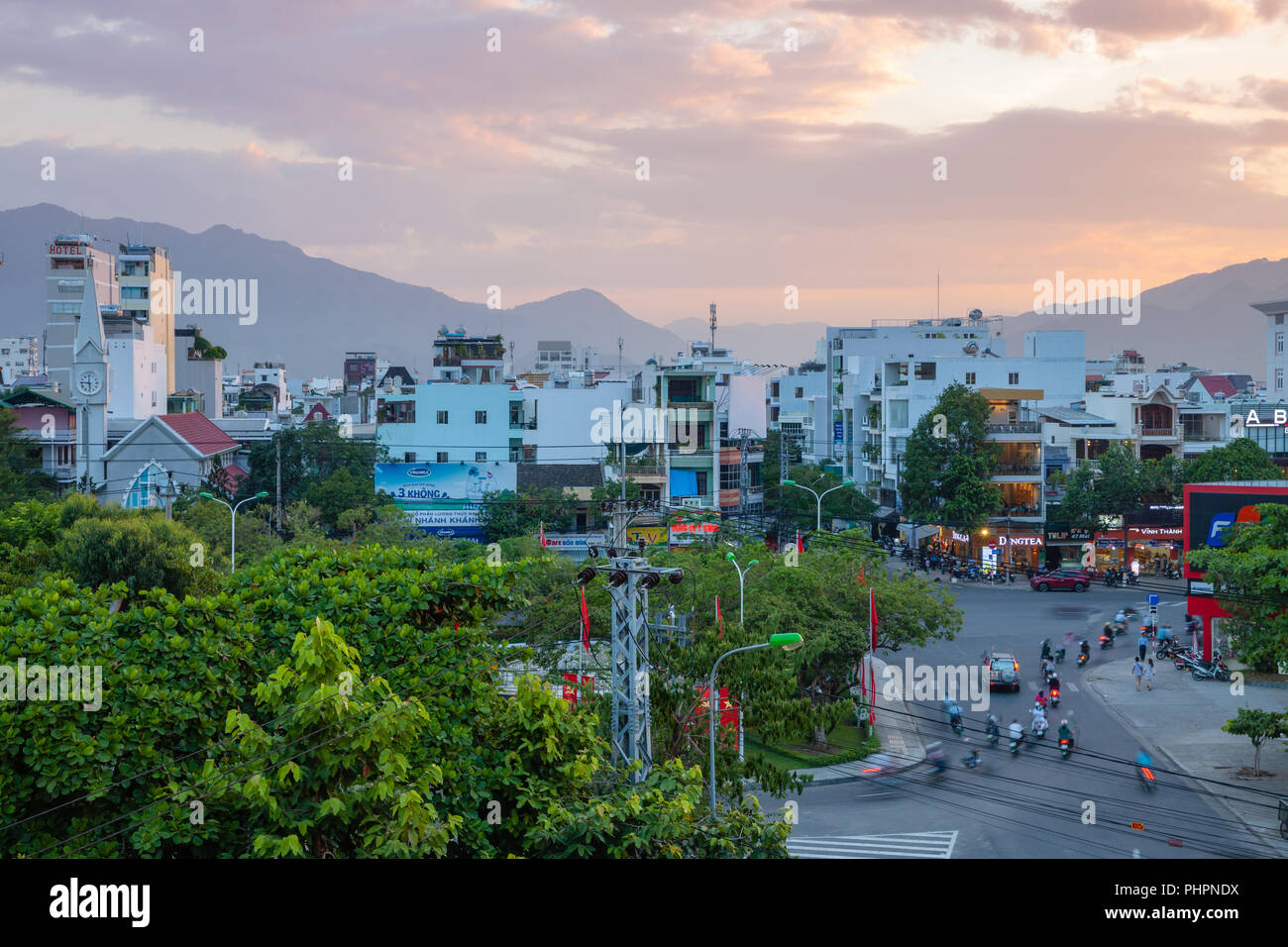 Nha Trang, Vietnam - Agosto 30, 2018: il bellissimo tramonto Cielo sopra la città il 30 agosto 2018 a Nha Trang, Vietnam Foto Stock