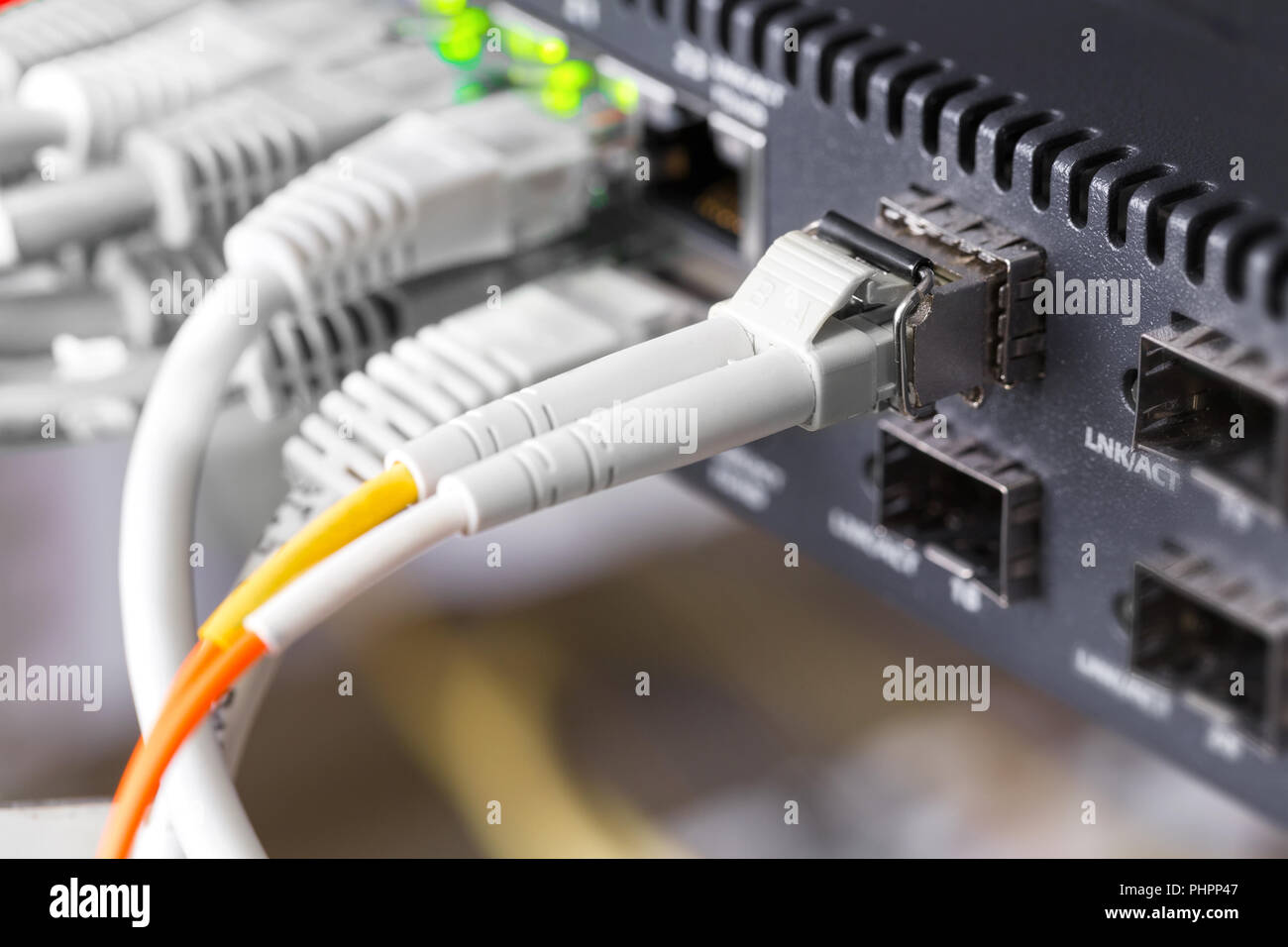 Close-up di alta velocità in fibra switch di rete e i cavi nel data center Foto Stock