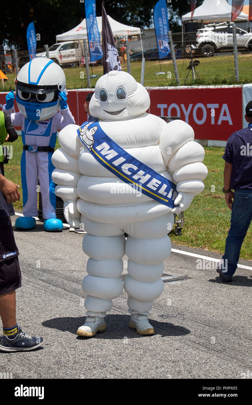 La Michelin man a una gara motorsport di soddisfare Foto Stock