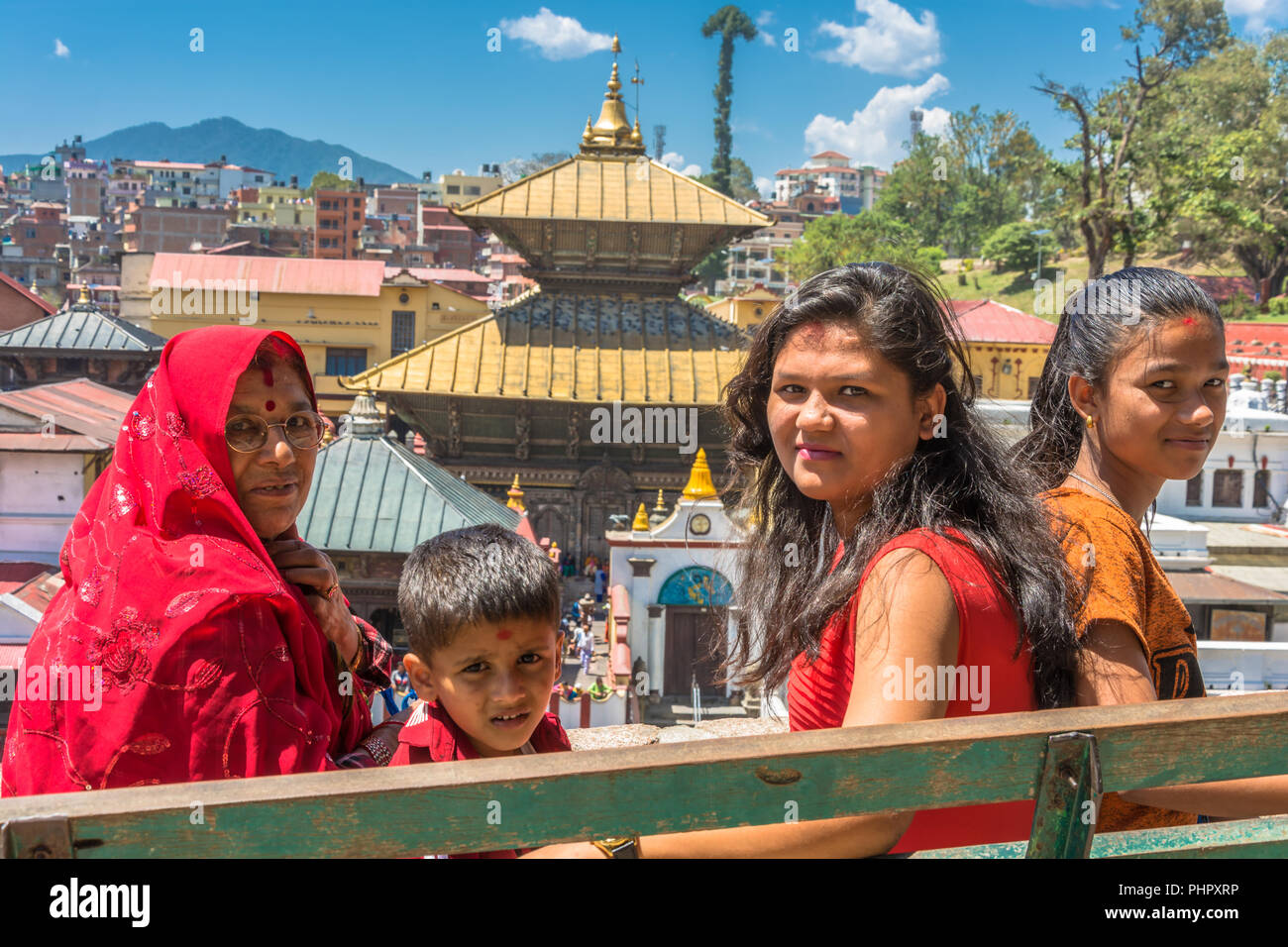Kathmandu, Nepal - 13.04.2018: famiglia Nepalese nel complesso del tempio Pesonalised 13 aprile 2018, Kathmandu, Nepal. Foto Stock