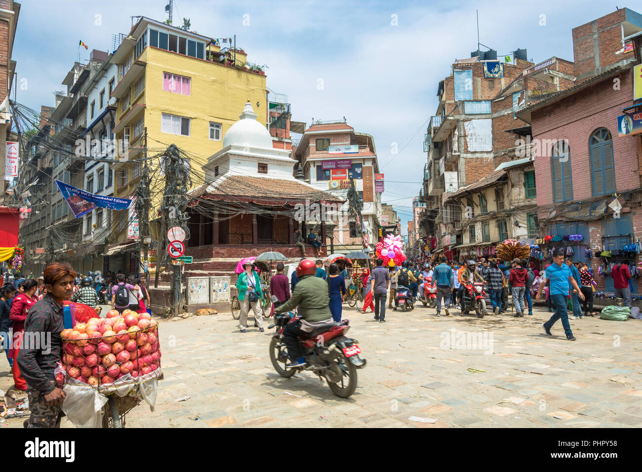 Kathmandu, Nepal-14.04.2018: per le strette strade della capitale, 14 aprile 2018 Kathmandu, Nepal. Foto Stock