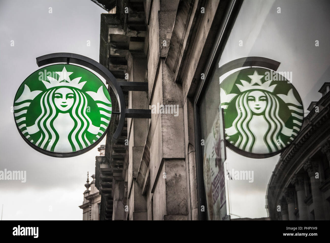 Starbucks Cafe segno su King William Street, London EC4, Regno Unito Foto Stock