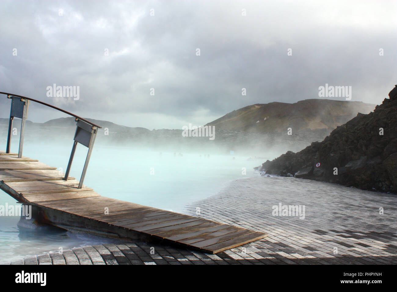 Blue Lagoon Grindavik Islanda - Marzo 22 2013: vista sulla laguna blu con nebbia che si innalzano per oltre l'acqua termale Foto Stock