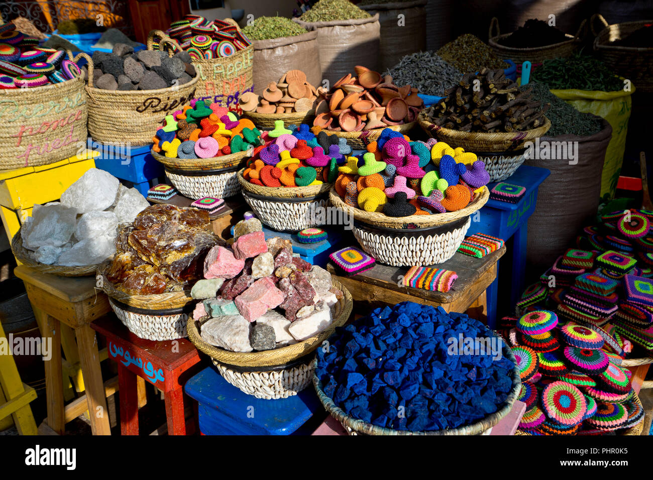In den Souks von Marrakesch ist das Angebot farbig und abwechlungsreich. Foto Stock