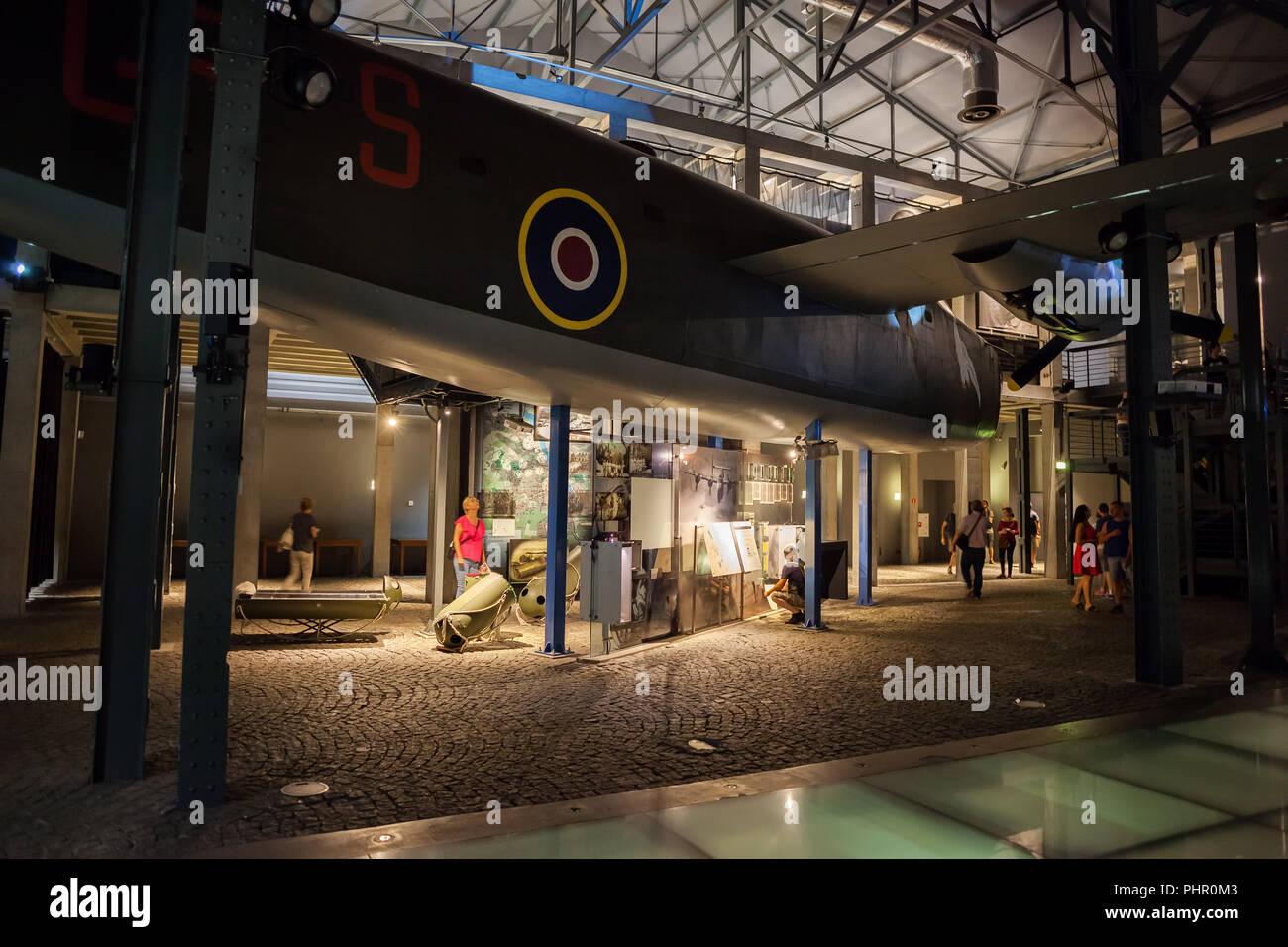 Varsavia Museo di salita (Muzeum Powstania Warszawskiego) interni a Varsavia, Polonia, mostra con Liberator B-24 aereo, un americano di bombardieri pesanti Foto Stock