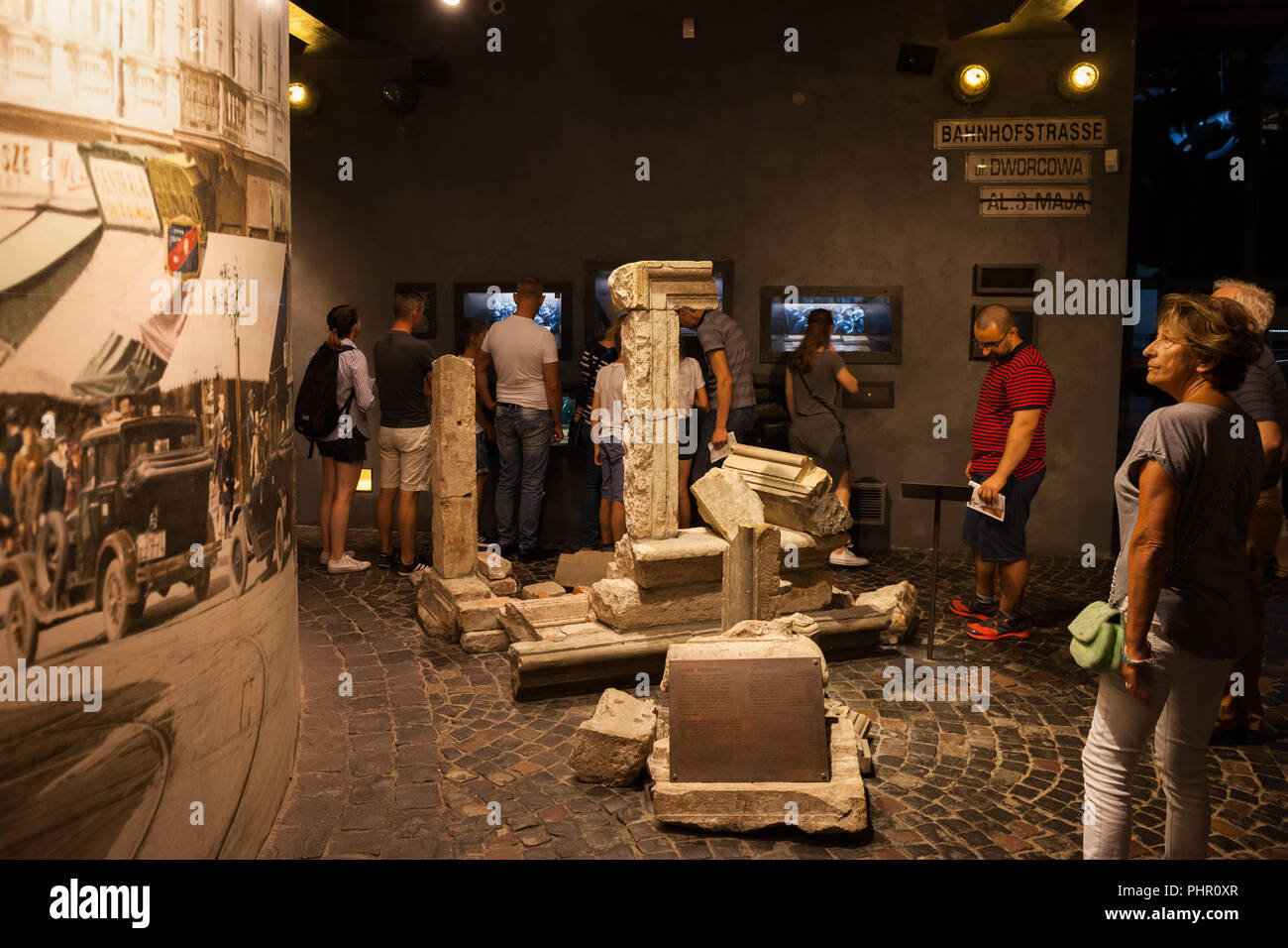 Varsavia Museo di salita (Insurrezione di Varsavia Museum, il Muzeum Powstania Warszawskiego) interni a Varsavia, Polonia, mostra con i resti del Castello Reale Foto Stock