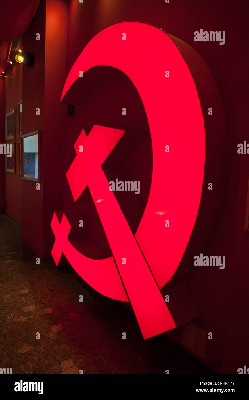 Red falce e martello insegna al neon nella sezione comunista dell insurrezione di Varsavia Museum di Varsavia, Polonia, proletario simbolo della rivoluzione russa Foto Stock