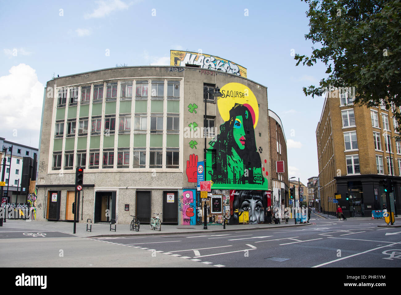 Esterno il colpo di arte di strada su Shoreditch Centro Sociale e Galleria rosso, Rivington Street, London EC2, Regno Unito Foto Stock