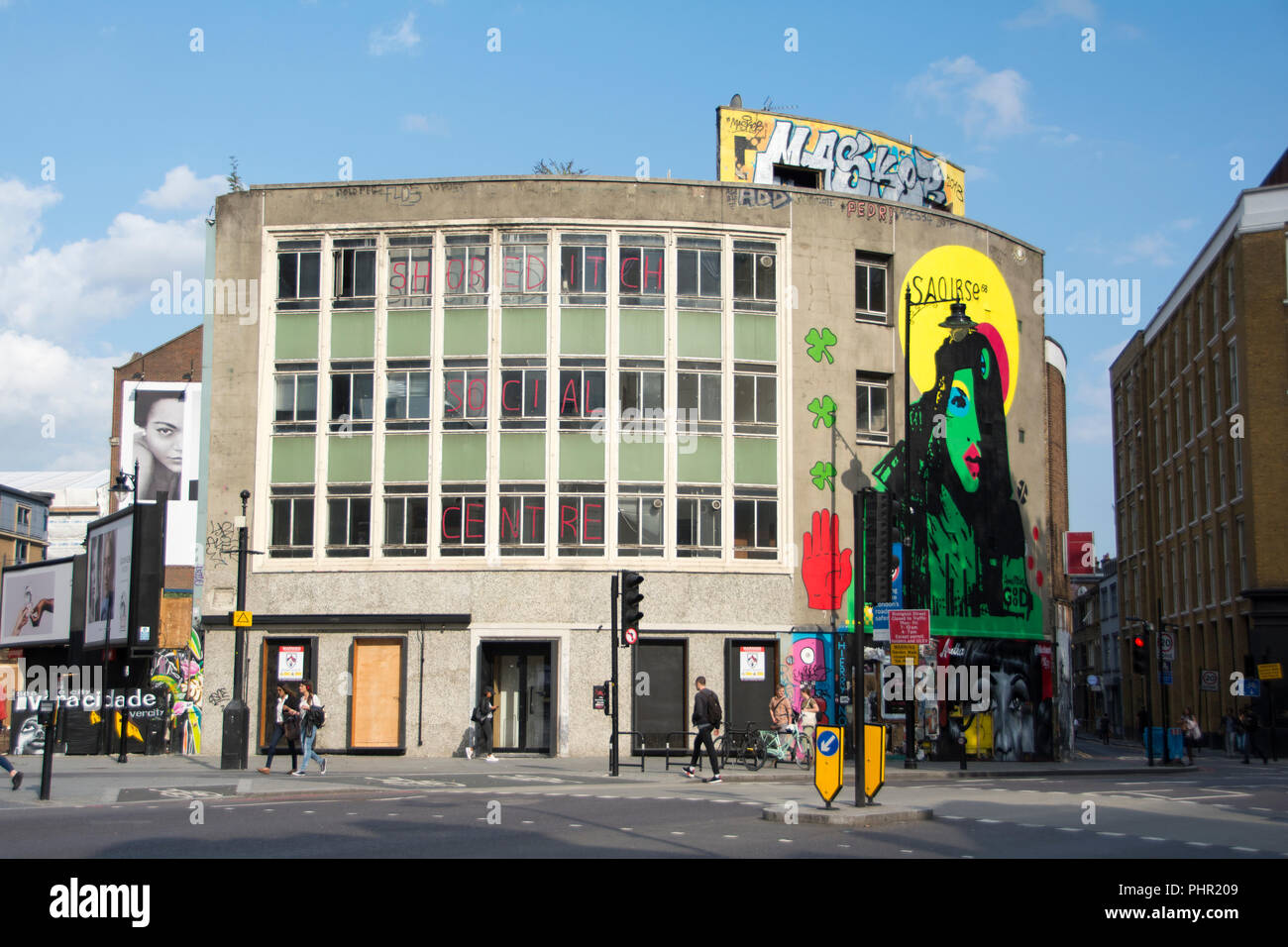 Esterno il colpo di arte di strada su Shoreditch Centro Sociale e Galleria rosso, Rivington Street, London EC2, Regno Unito Foto Stock