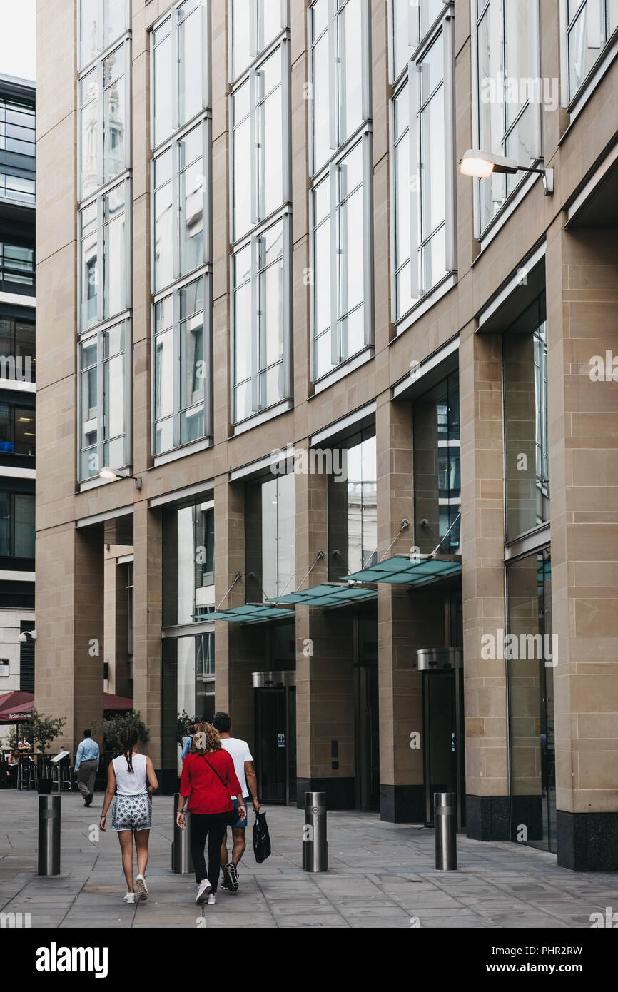 London, Regno Unito - 24 Luglio 2018: la gente a piedi nella parte anteriore di un moderno edificio di uffici nella città di Londra, London Il famoso quartiere finanziario. Foto Stock