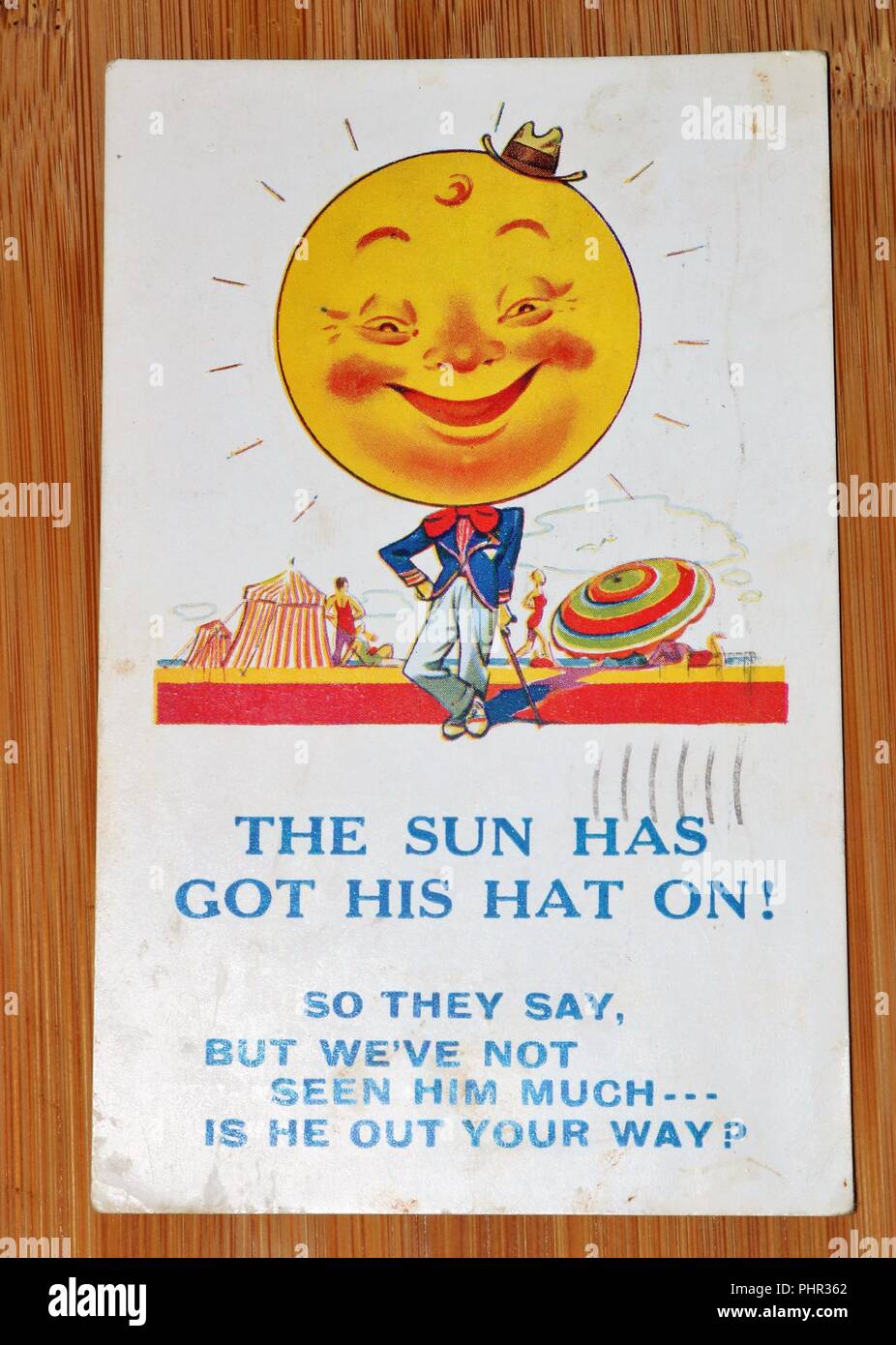 Vintage degli anni trenta Postcard by Bamforth & Co serie a fumetti che mostra il sole - il Sole ha avuto il suo cappello! - Storia Sociale Foto Stock