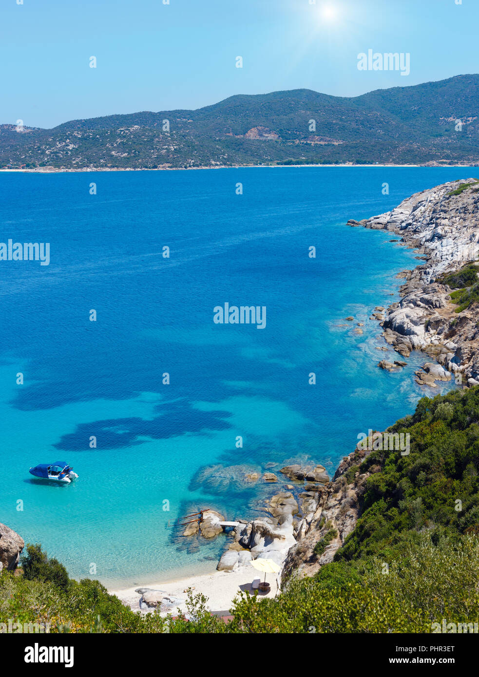 Estate Mare sunshiny costa (Halkidiki, Grecia). Foto Stock