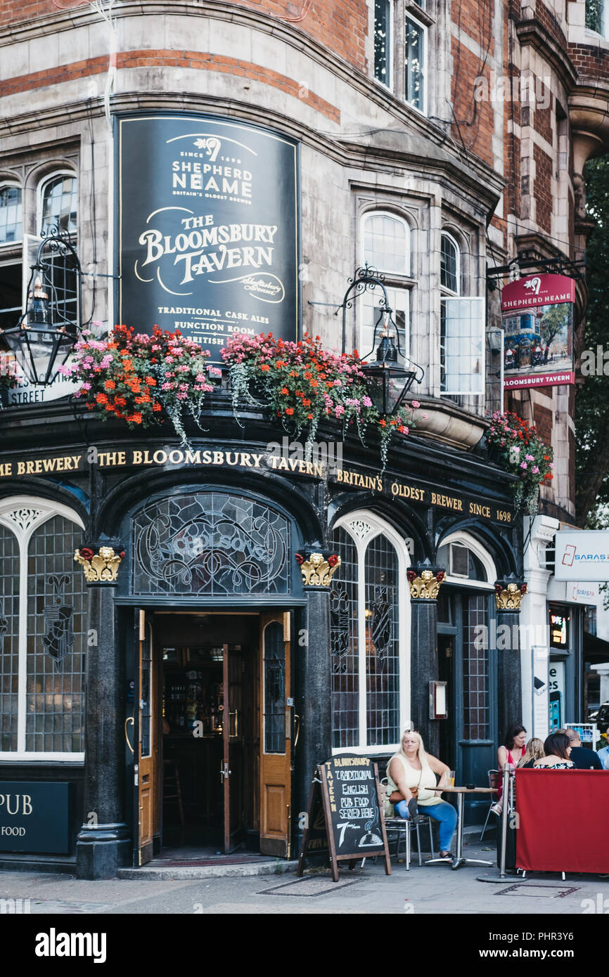 London, Regno Unito - 24 Luglio 2018: persone sedute a tavoli all aperto della Bloomsbury Tavern pub, uno dei più storici pub in Holborn, Londra, Regno Unito. Foto Stock