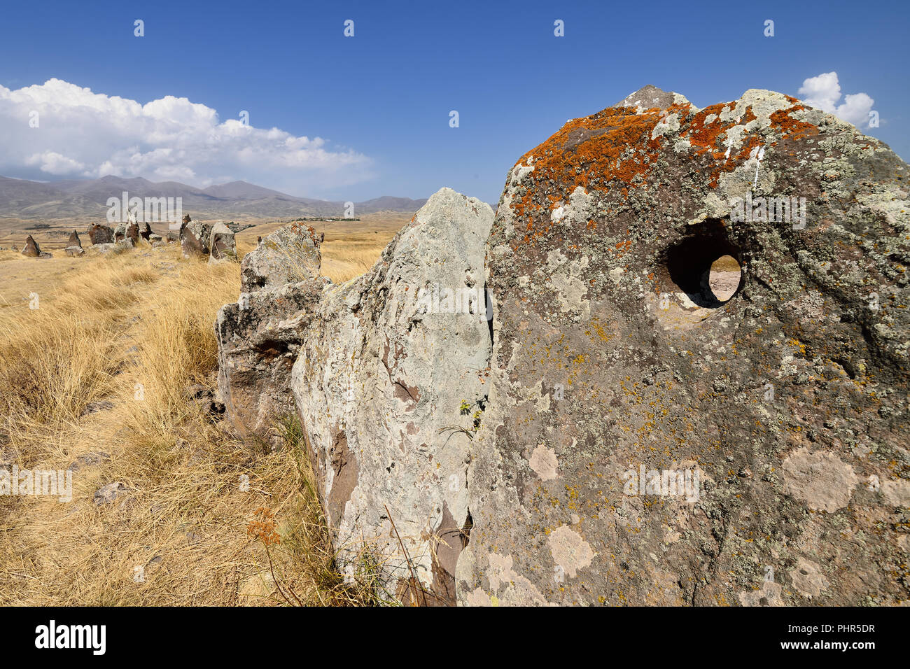 Armenia, antico osservatorio chiamato Zorats Karer o Karahunj vicino città Sisian, armena Stonehenge. Archeologici preistorici sito megalitico Foto Stock