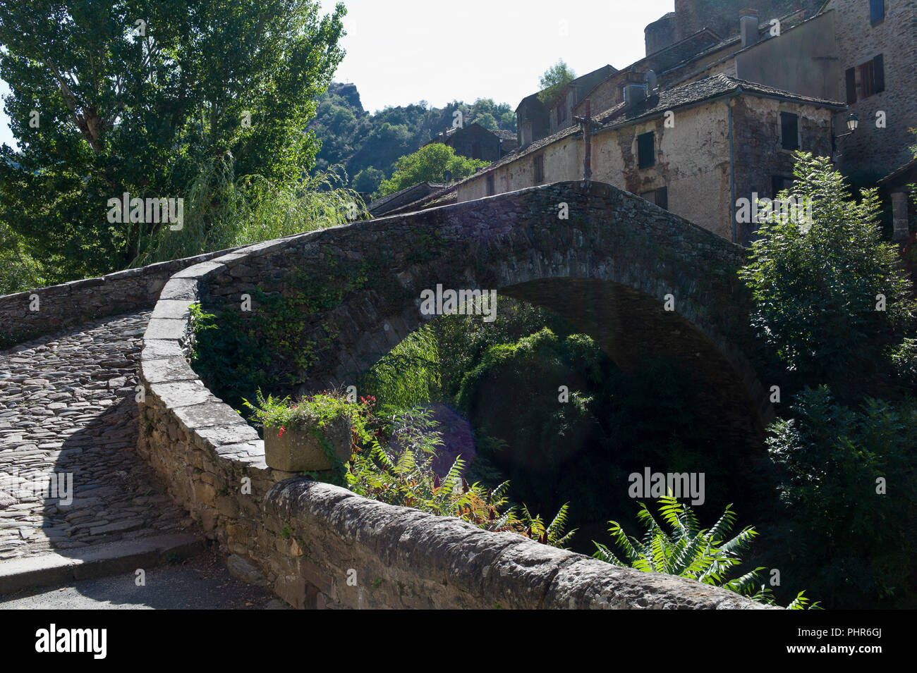 Ponte gotico sul fiume Alrance a Brousse-le-Château, Aveyron, Occitanie, Francia, Europa Foto Stock