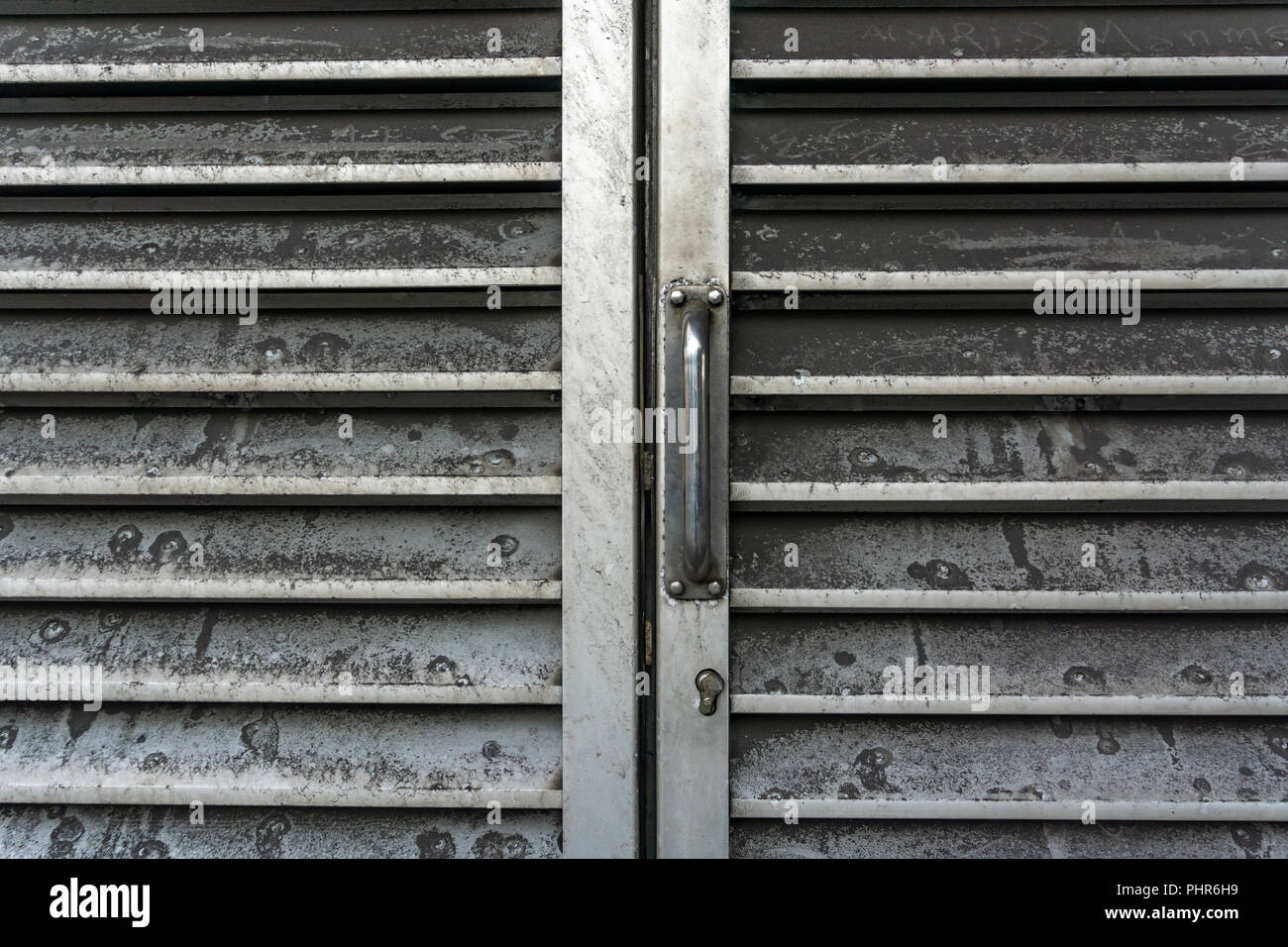 Berlino, Germania, 29 agosto 2018: Full Frame Close-Up della griglia di ventilazione porta Foto Stock
