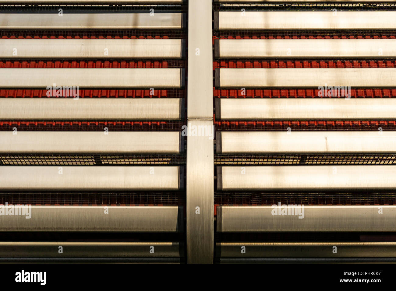 Berlino, Germania, 29 agosto 2018: Full Frame Close-Up della facciata del centro congresso internazionale Foto Stock