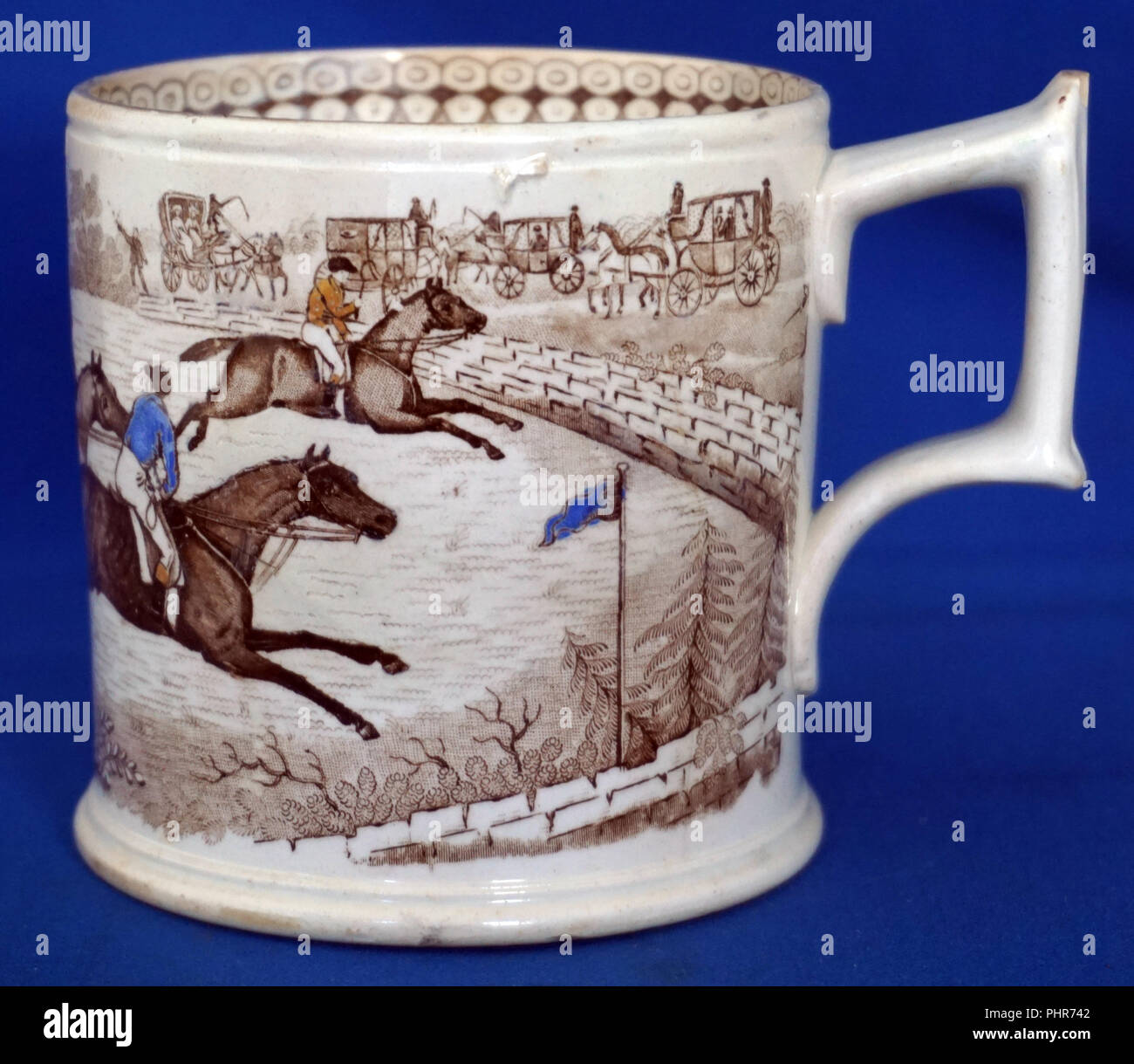 Siepi Horse Racing Antique 19C Staffordshire Pottery Mug Foto Stock