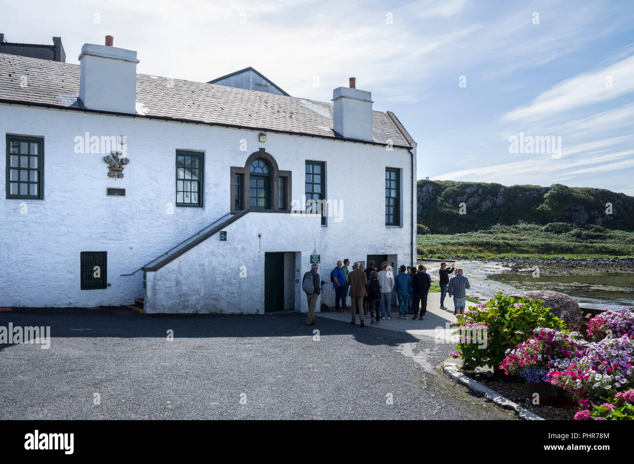Gruppo di Tour a Laphroaig distilleria di whisky su Islay, Scozia Foto Stock