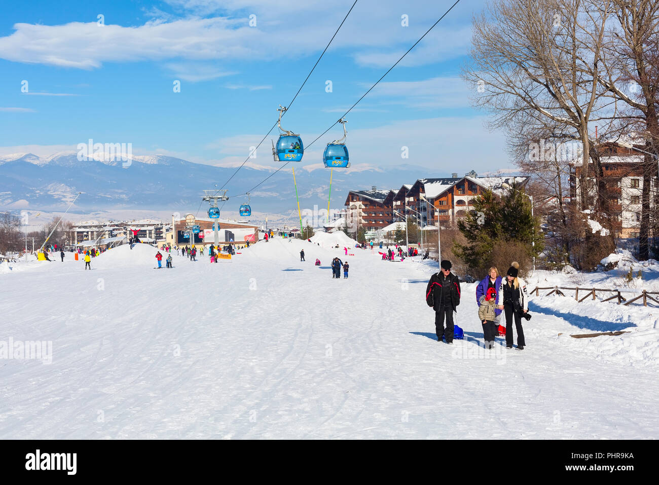 Bansko, Bulgaria - 13 Gennaio 2017: inverno località sciistica di Bansko, sulle piste da sci sci di persone e vista montagne Foto Stock