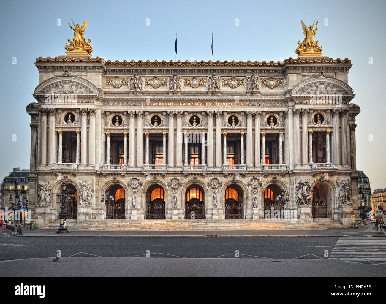 Vista anteriore dell'Opera Garnier di Parigi. Foto Stock