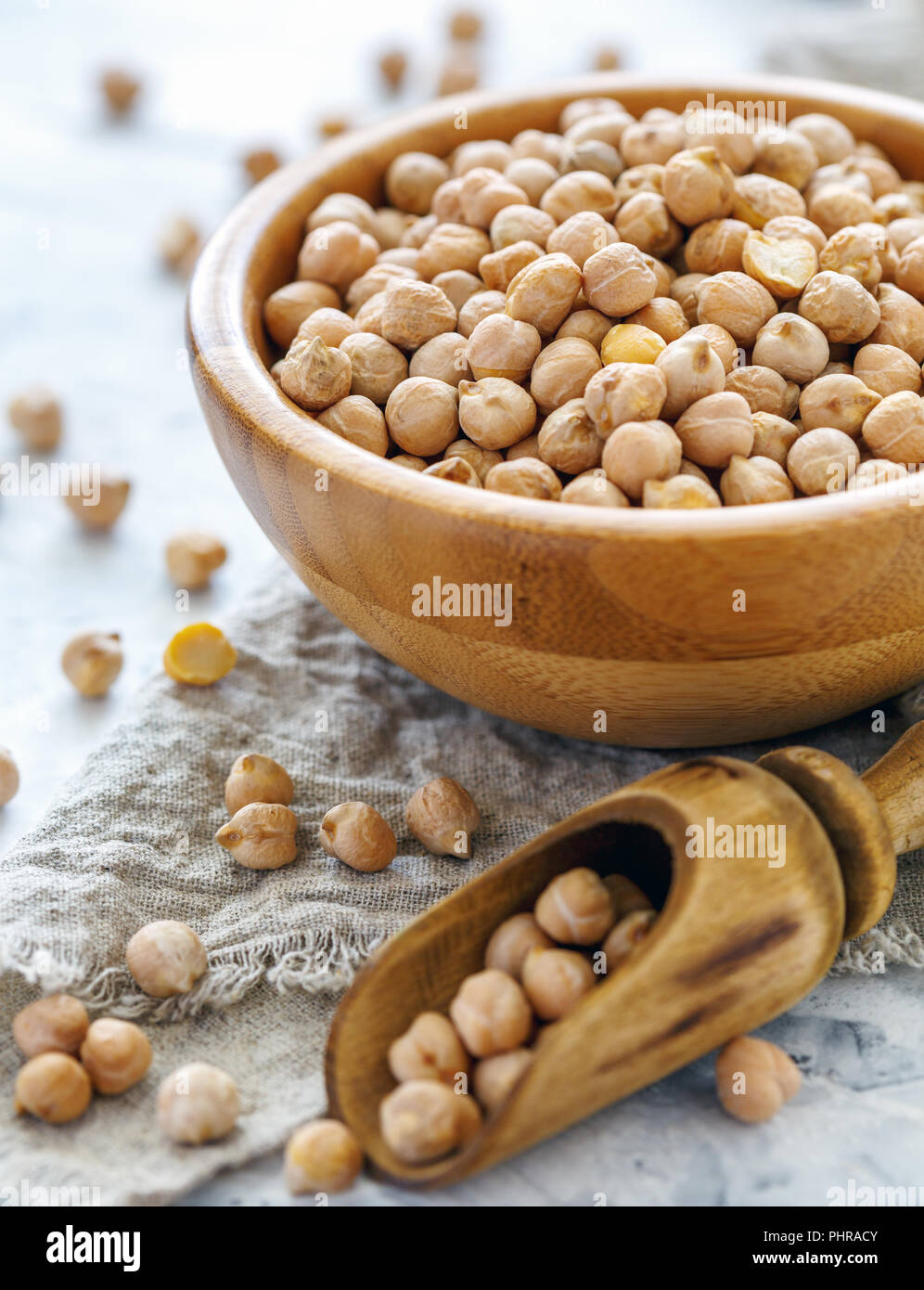 Ceci organico nella ciotola sul tavolo bianco. Foto Stock