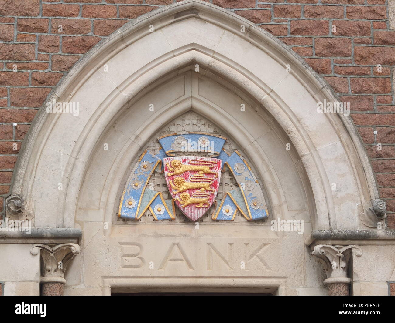 Segno scolpito al di sopra di entrata di una banca in St Helier Jersey Isole del Canale Jersey con stemma Foto Stock
