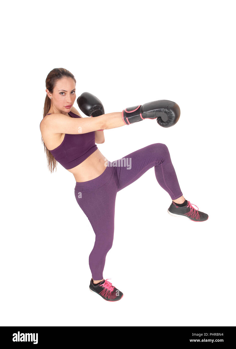 Slim donna in costume di allenamento boxe Foto Stock