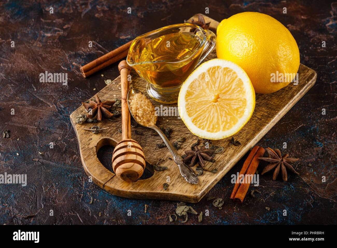 Tazza di tè allo zenzero con miele e limone Foto Stock