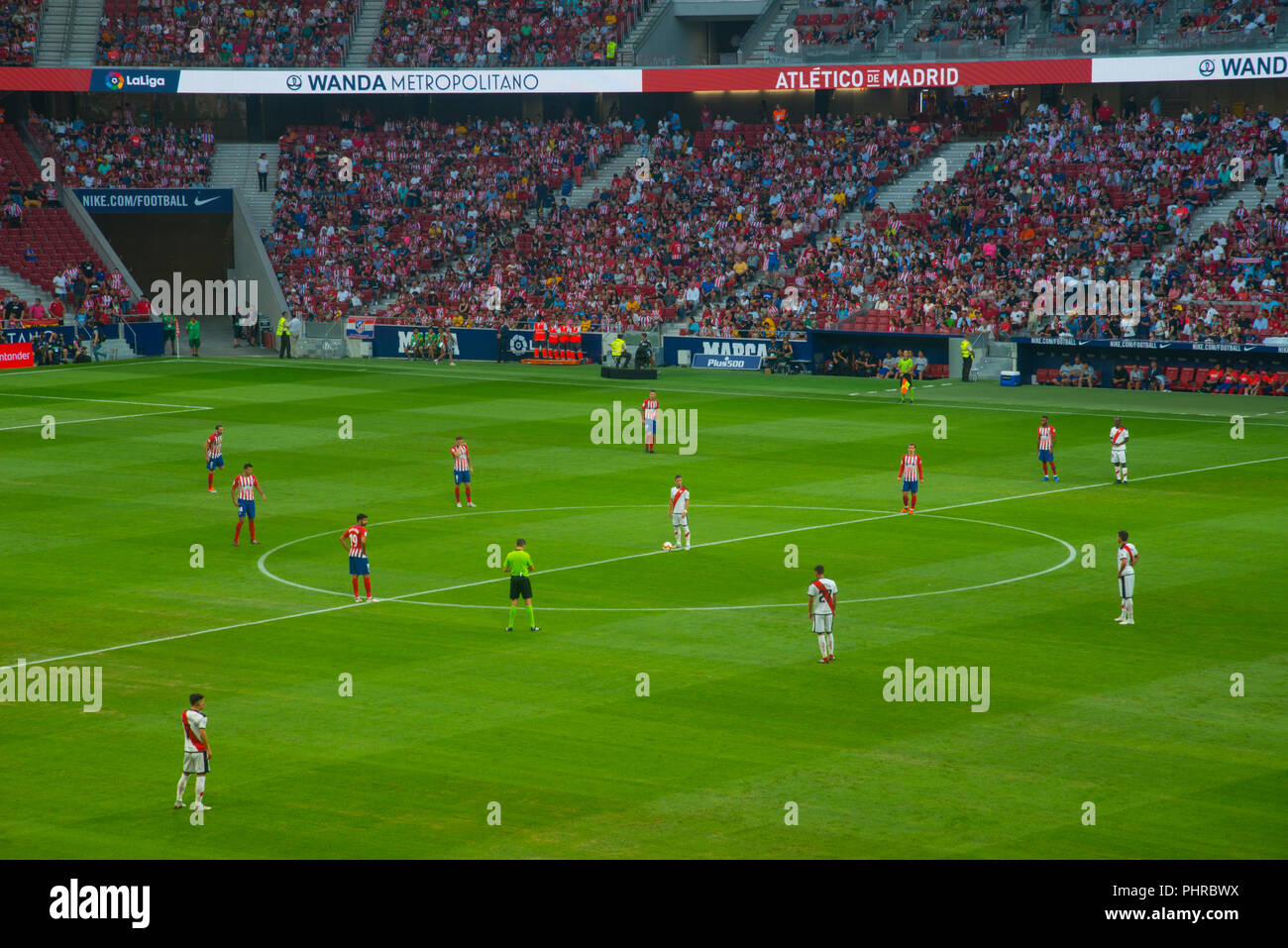 Partita di calcio, momento iniziale. Wanda Metropolitano Stadium, Madrid, Spagna. Foto Stock