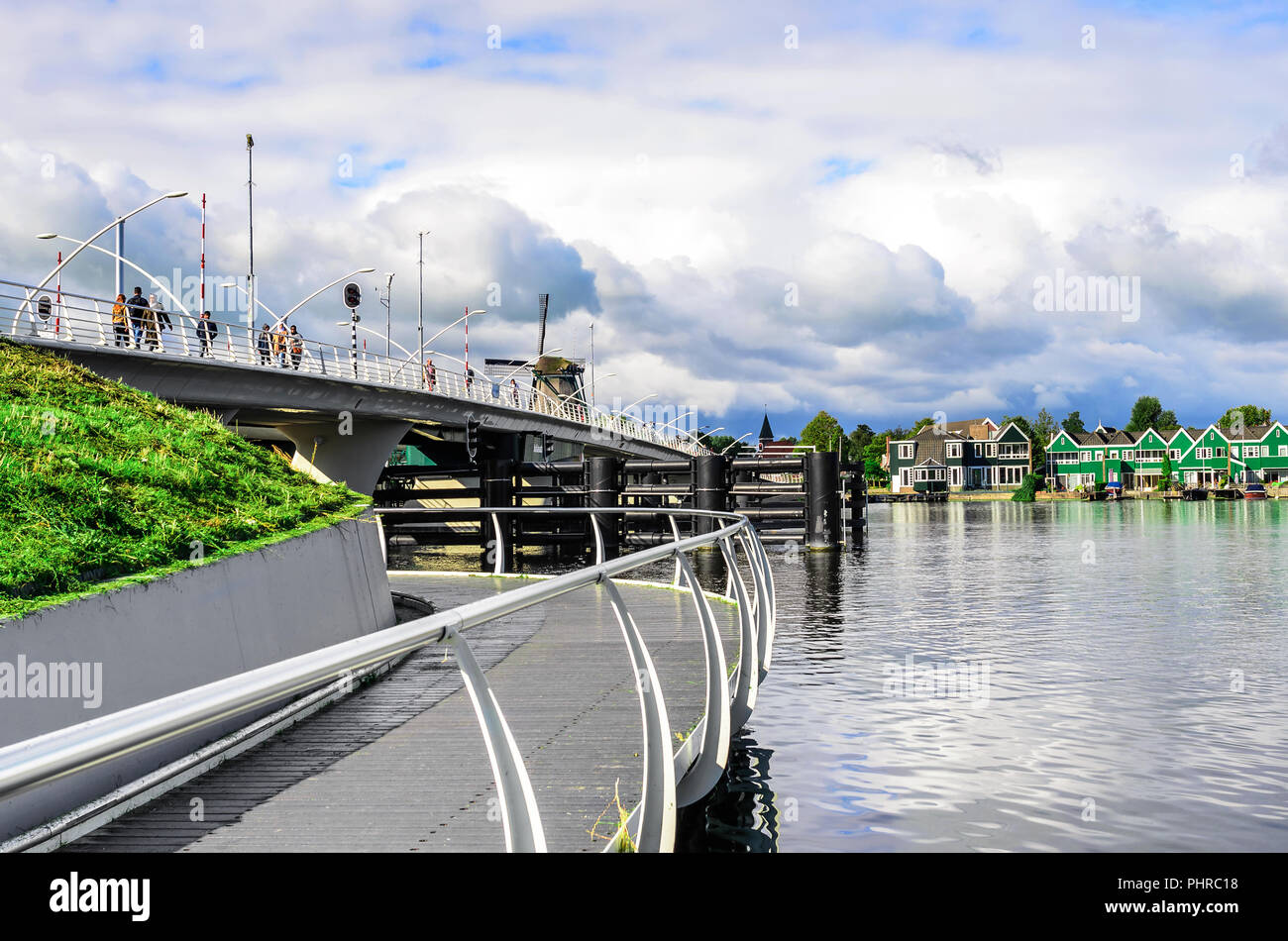 Villaggio di Zanse-Schans sulla riva del canale, Paesi Bassi. Foto Stock