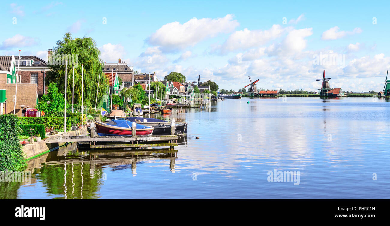 Villaggio di Zanse-Schans sulla riva del canale, Paesi Bassi. Foto Stock