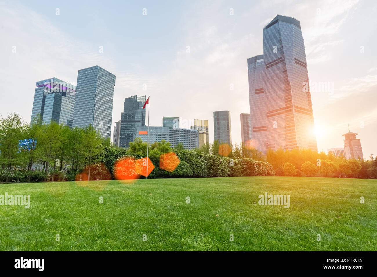 City Park prato con edificio moderno in sunset Foto Stock