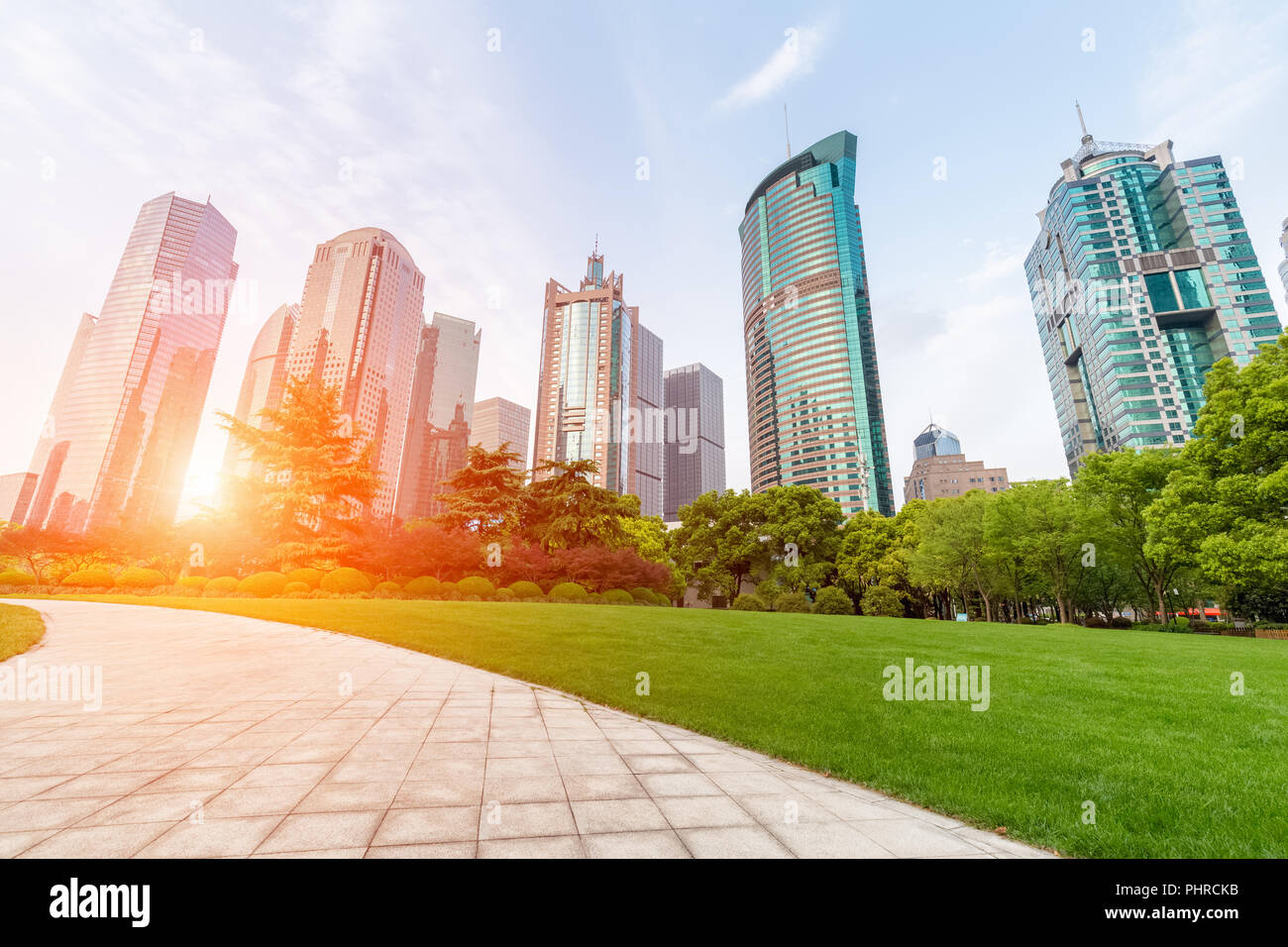 Il parco della città e moderno edificio al crepuscolo Foto Stock