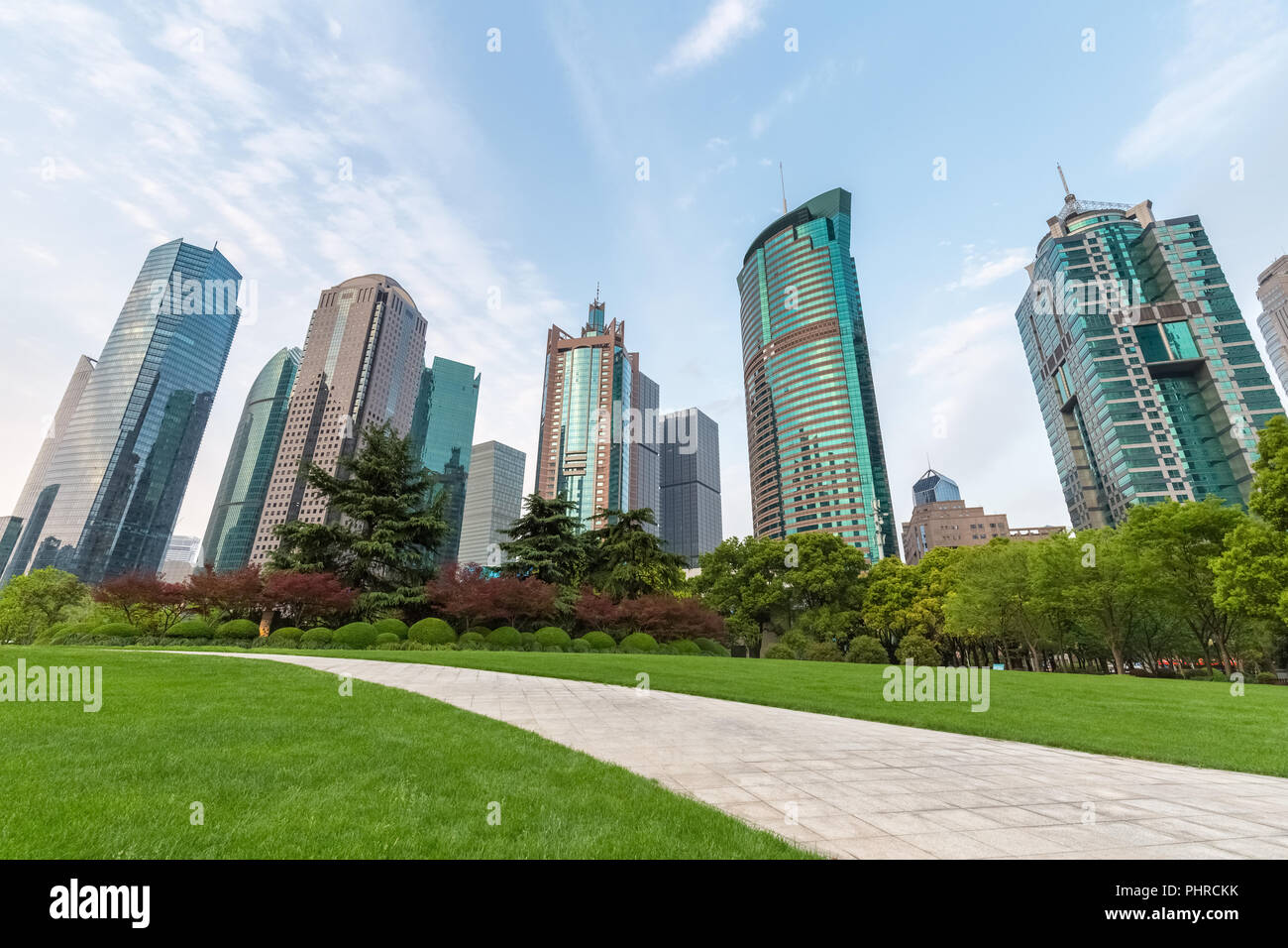 Edificio moderno con city park e il sentiero Foto Stock