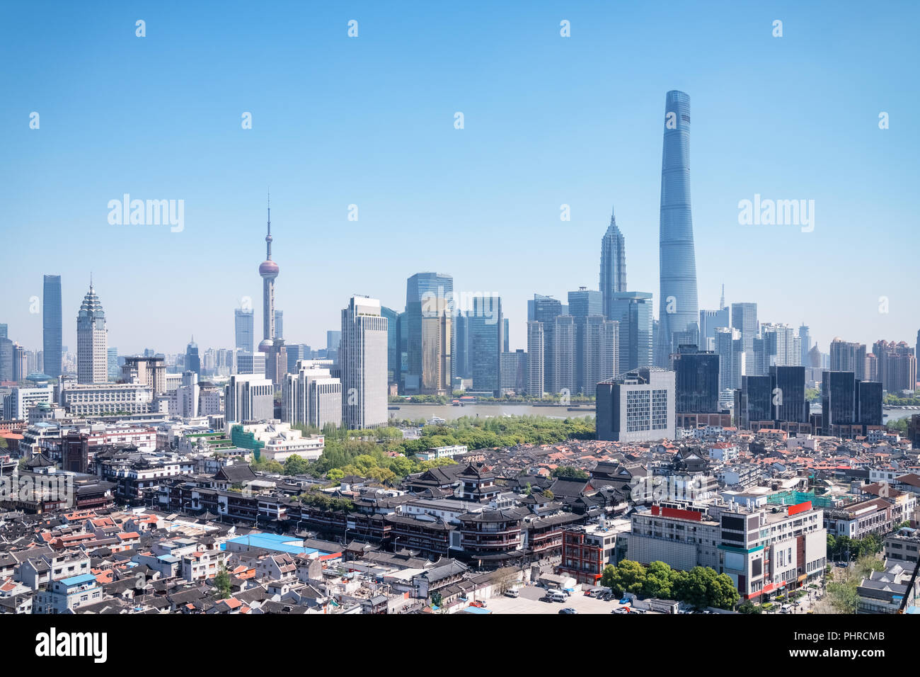 Shanghai il Giardino di Yuyuan e la skyline di Pudong Foto Stock