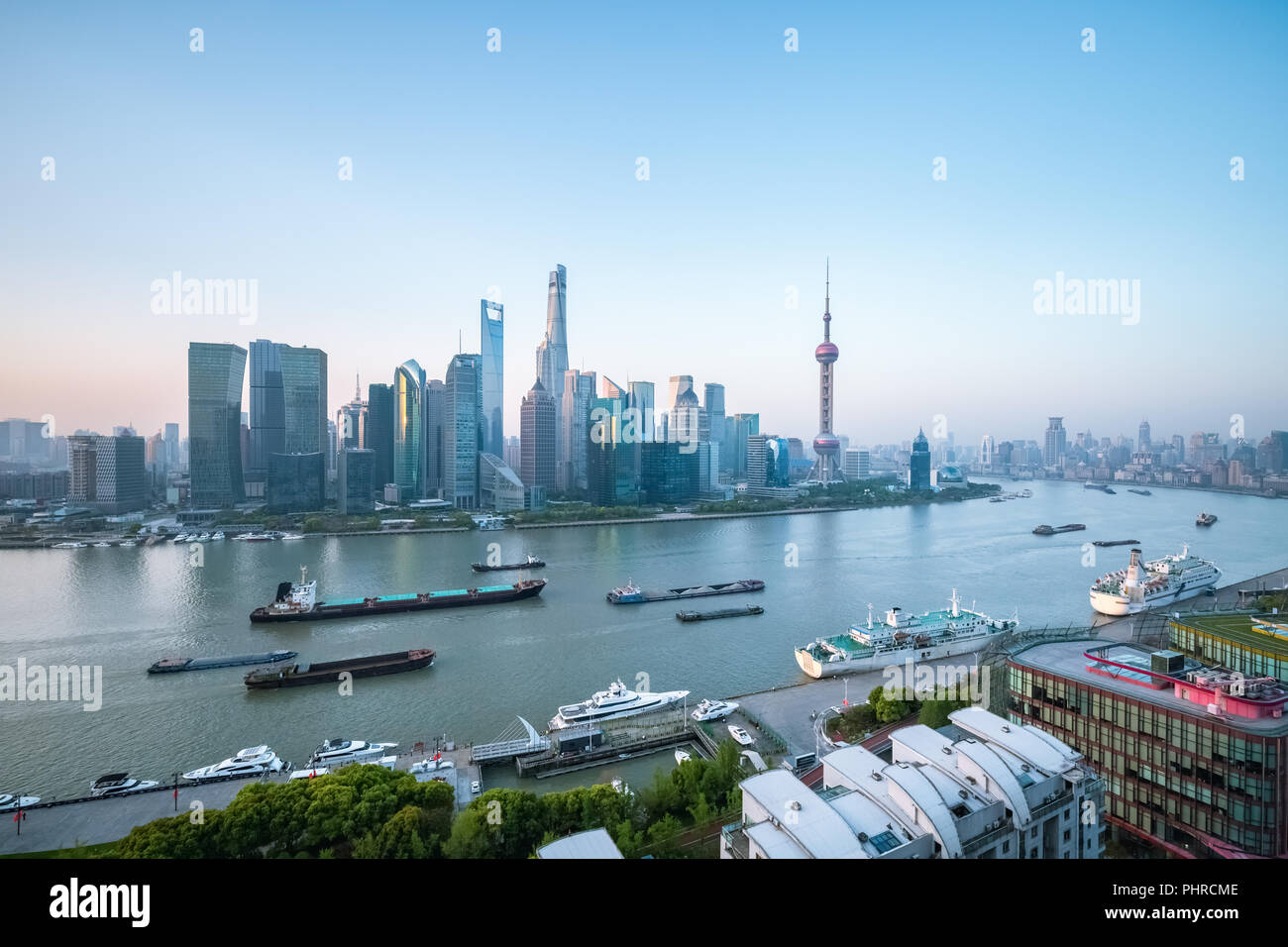 Paesaggio urbano di Shanghai in mattinata Foto Stock