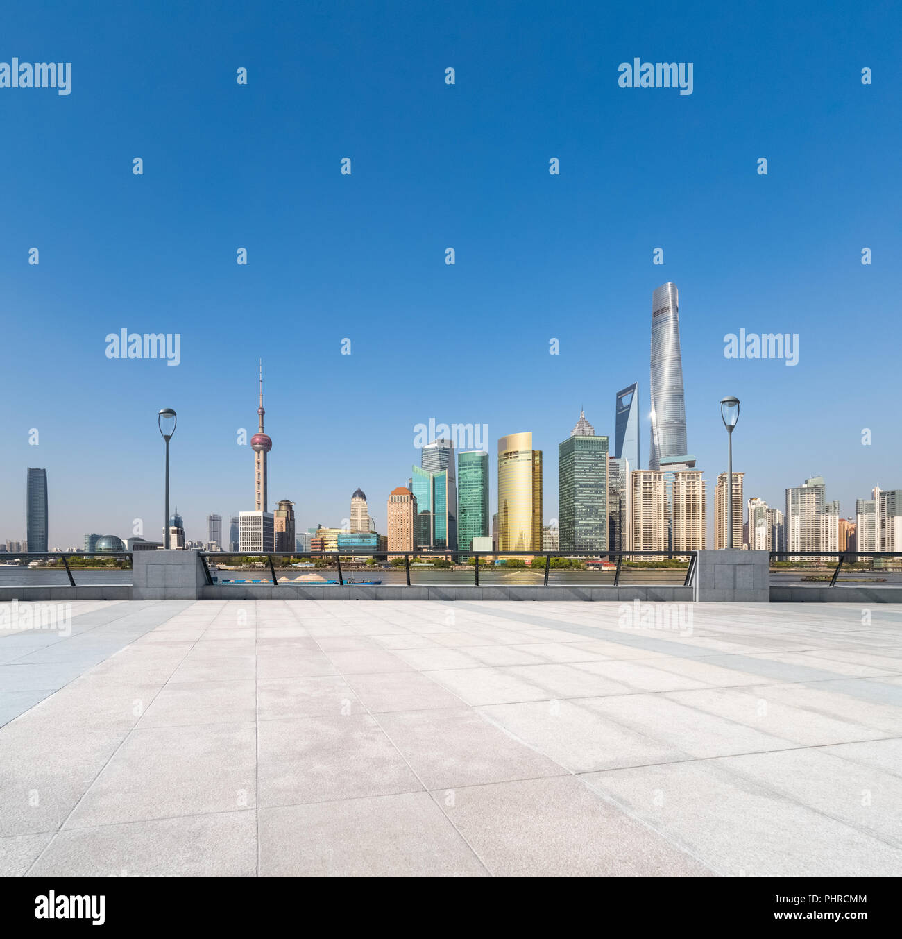 Pavimento vuoto con lo skyline di Shanghai Foto Stock