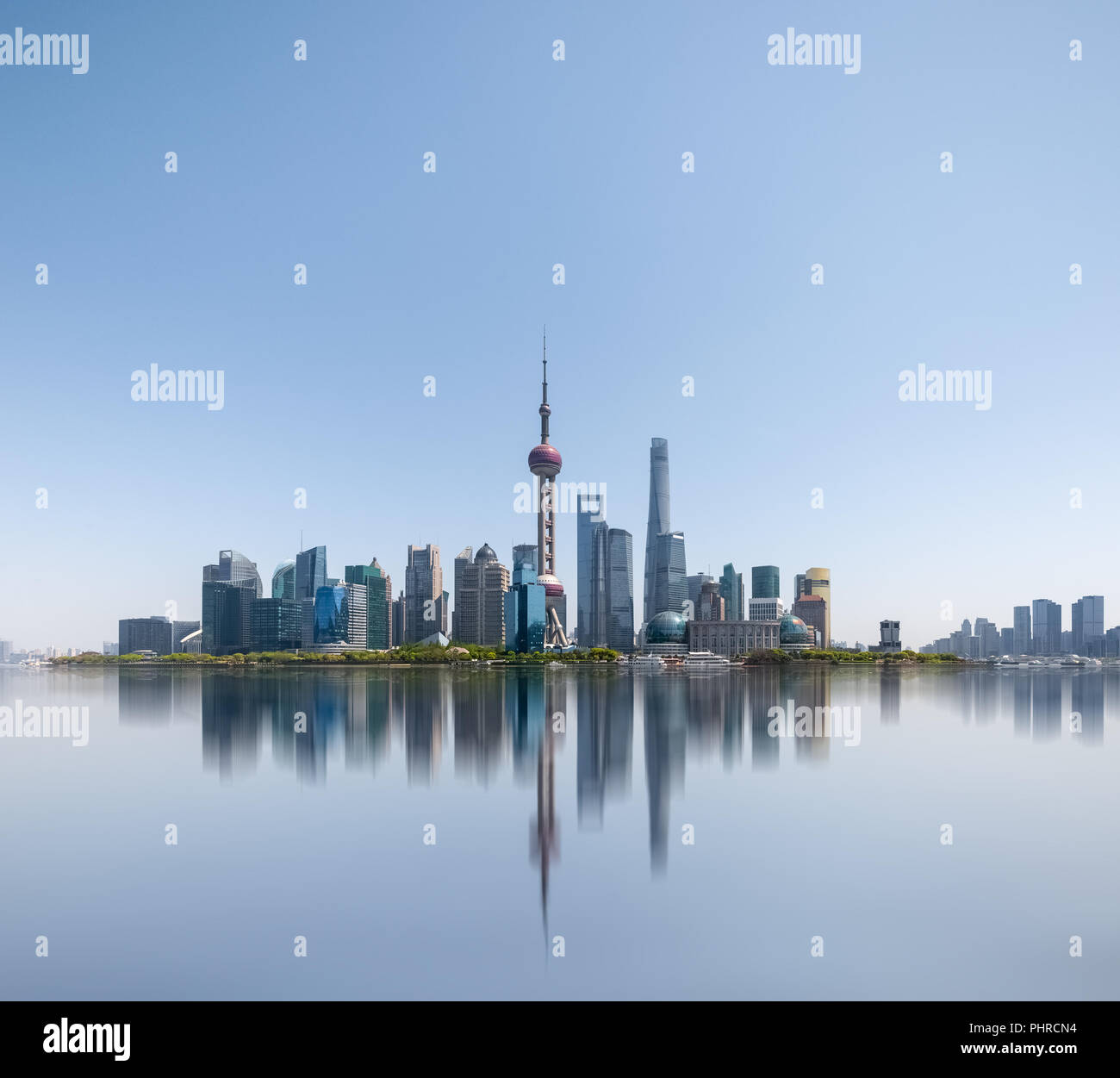 Lo skyline di Shanghai si riflette nel fiume Huangpu Foto Stock