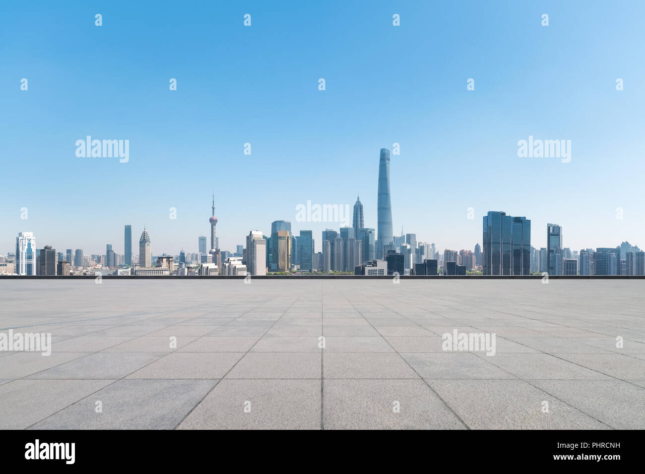 Vuoto pavimento in mattoni con metropoli cityscape Foto Stock