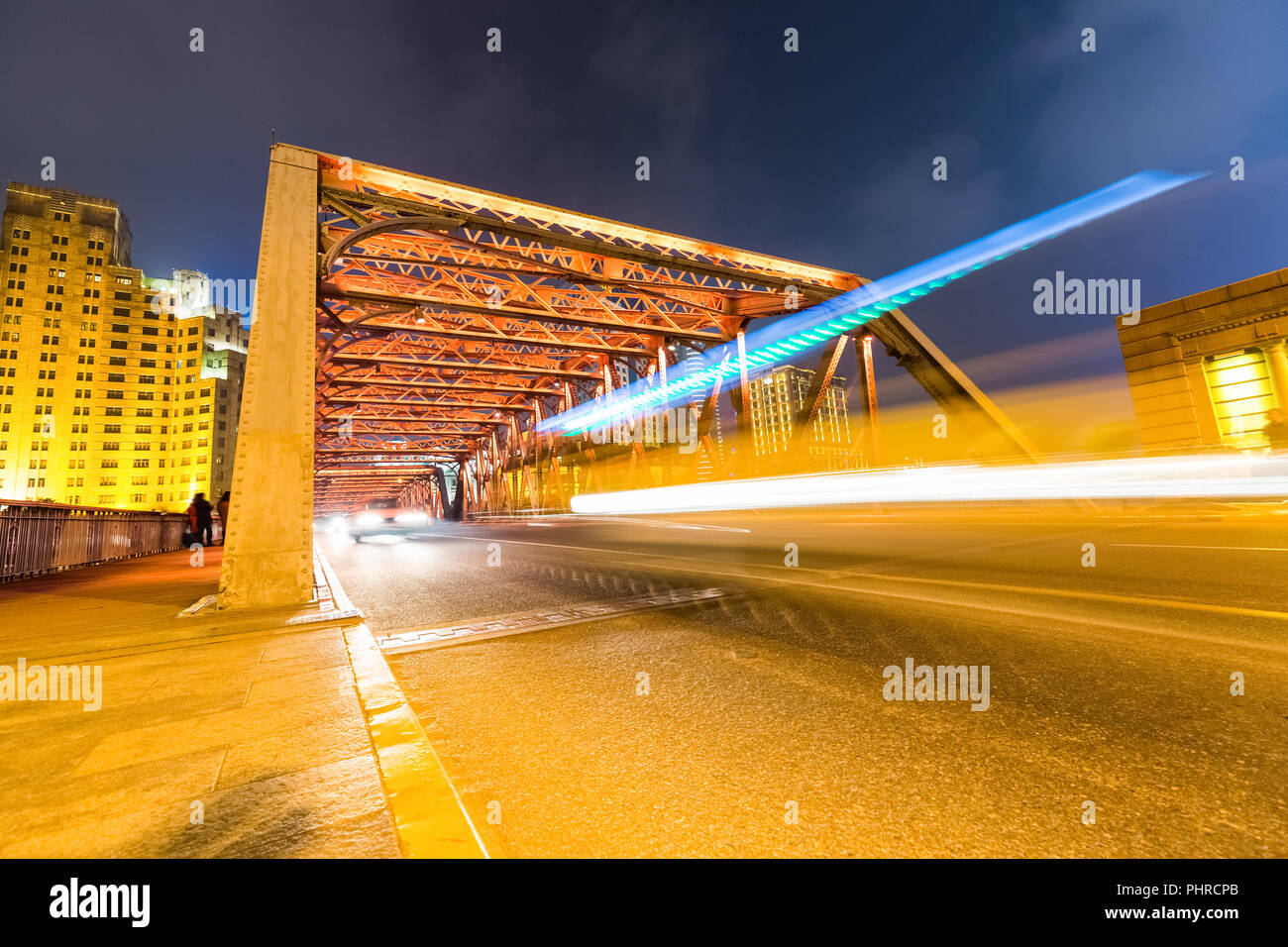 Sentieri di luce sul giardino di shanghai bridge Foto Stock