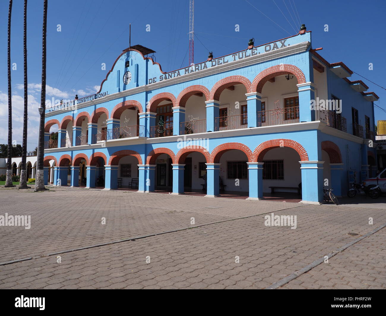 Parte anteriore e laterale del municipio sulla piazza principale del mercato nella città messicana centro in stato di Oaxaca in Messico Foto Stock